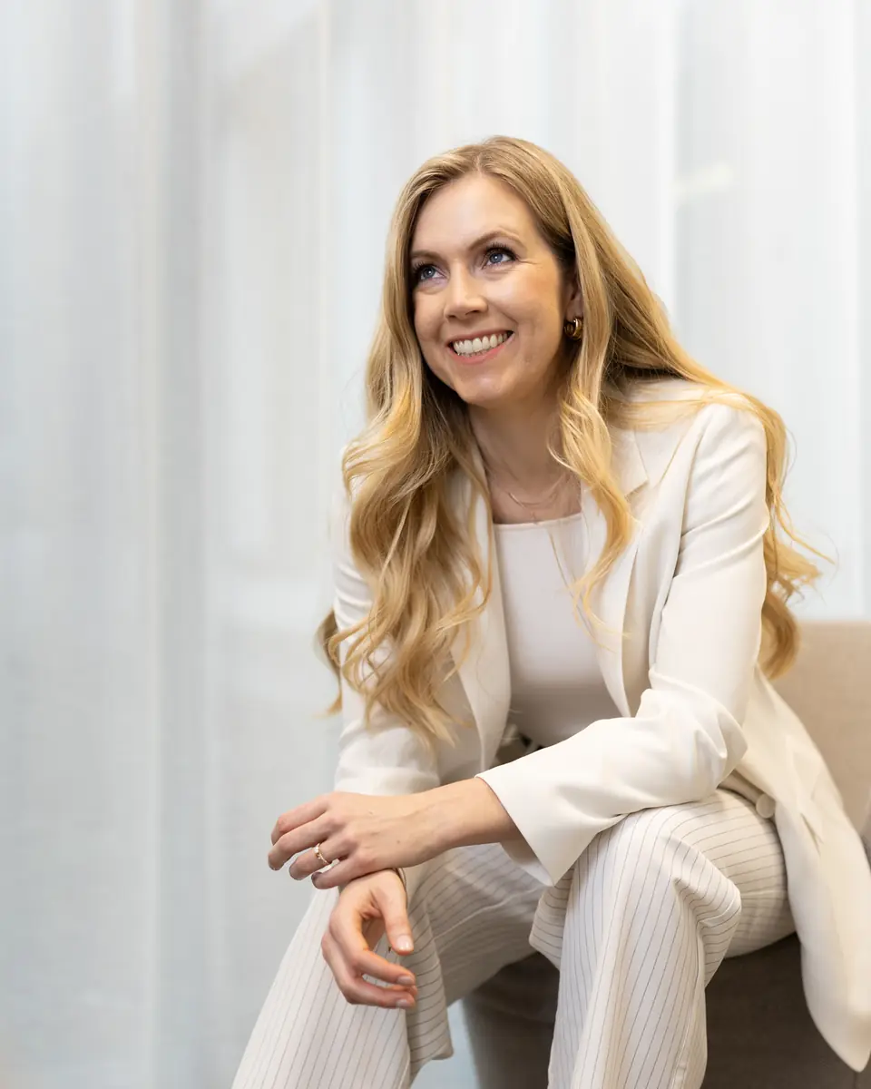 Melanie Pfeiffer, Markenmentorin und Brand Designerin in Linz, im hellen Anzug, lächelt zur Seite, madea
