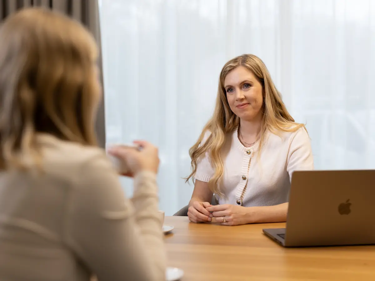 Melanie Pfeiffer im Gespräch am Tisch, Markenmentoring, madea Linz