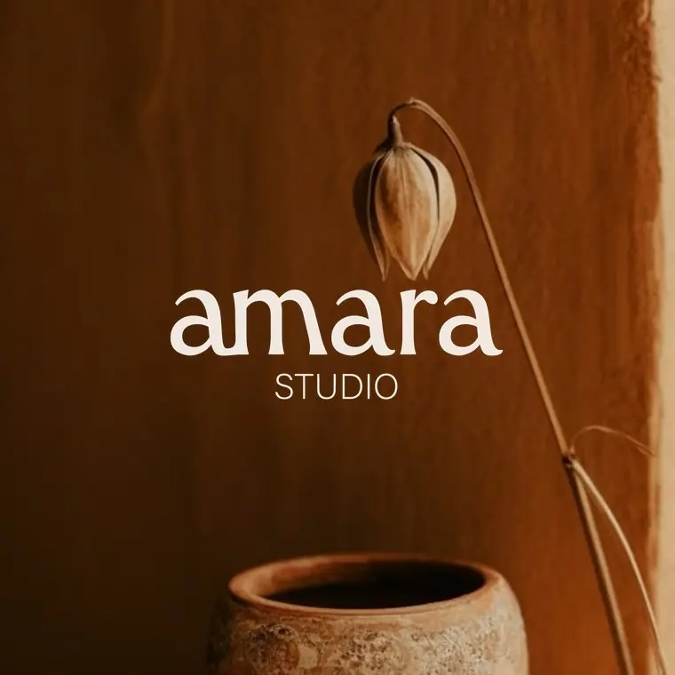 Wortmarke studio amara neben einer Tonvase, madea