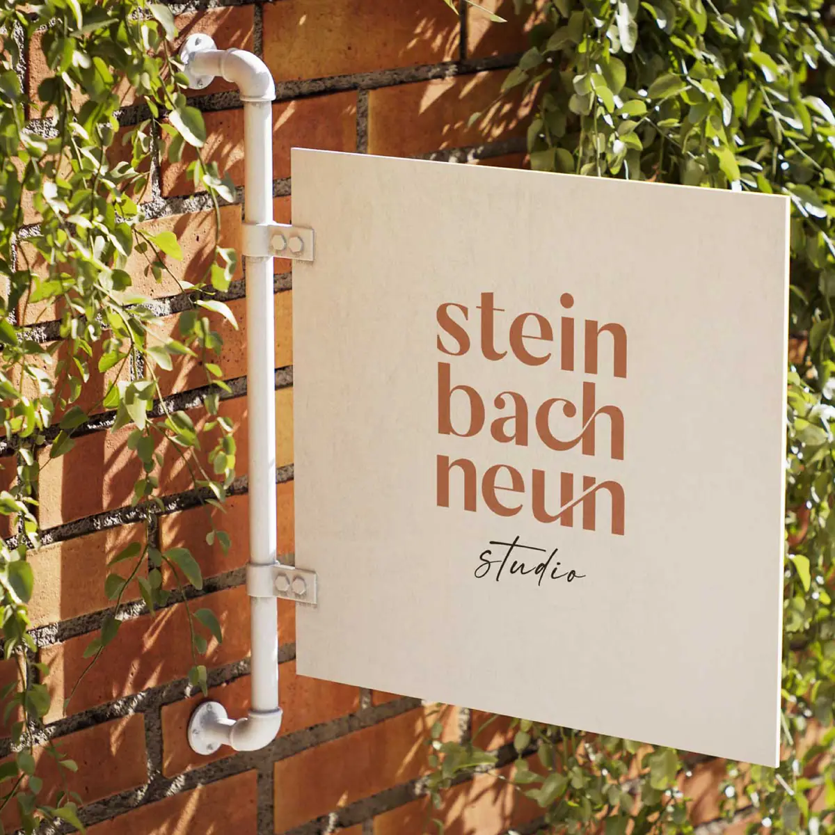 Schild studio steinbach neun an der Hausmauer, madea
