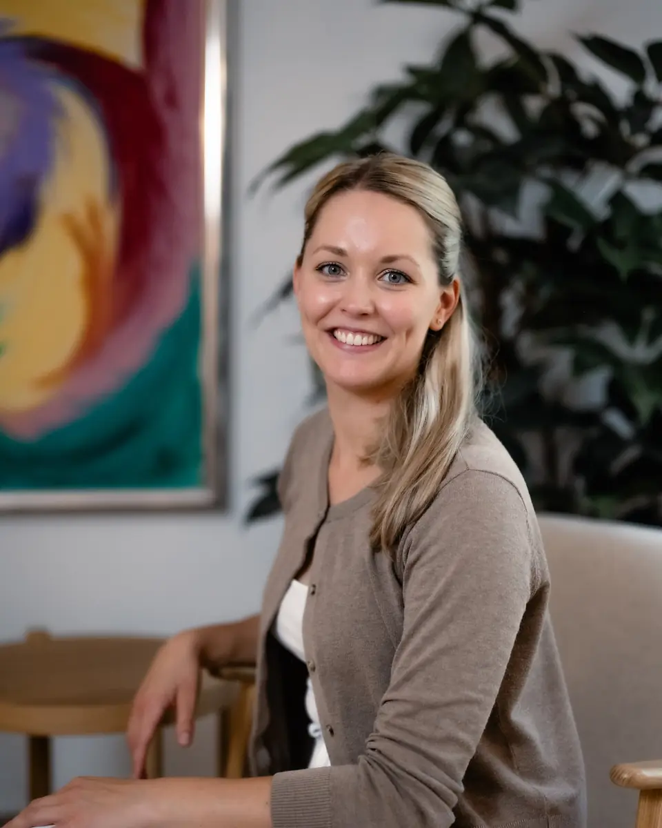Maureen Wiegand, Osteopathin, in ihrer Praxis, Zentrum Wiegand