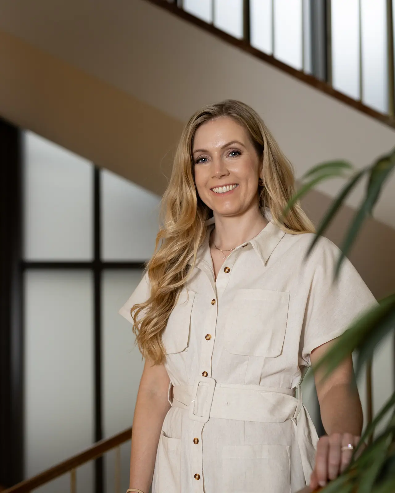Melanie Pfeiffer an der Stiege in ihrem Büro in Linz, madea