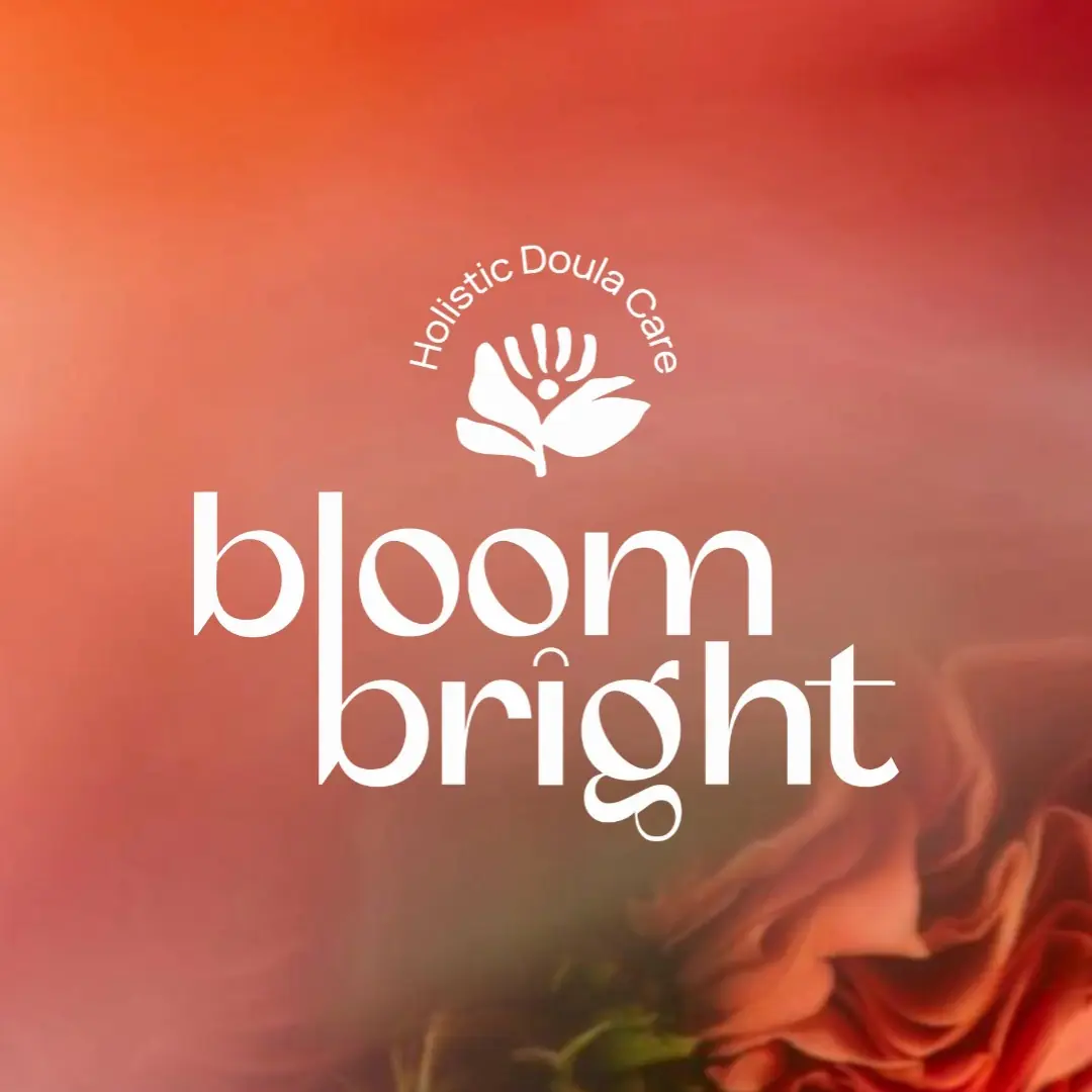 Logo bloom bright, Holistic Doula Care, in Weiß auf einer roten Blüte, madea