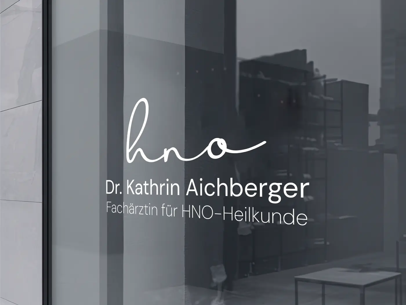 Schriftzug der HNO-Ordination Dr. Aichberger auf der Glastür in Eferding, madea
