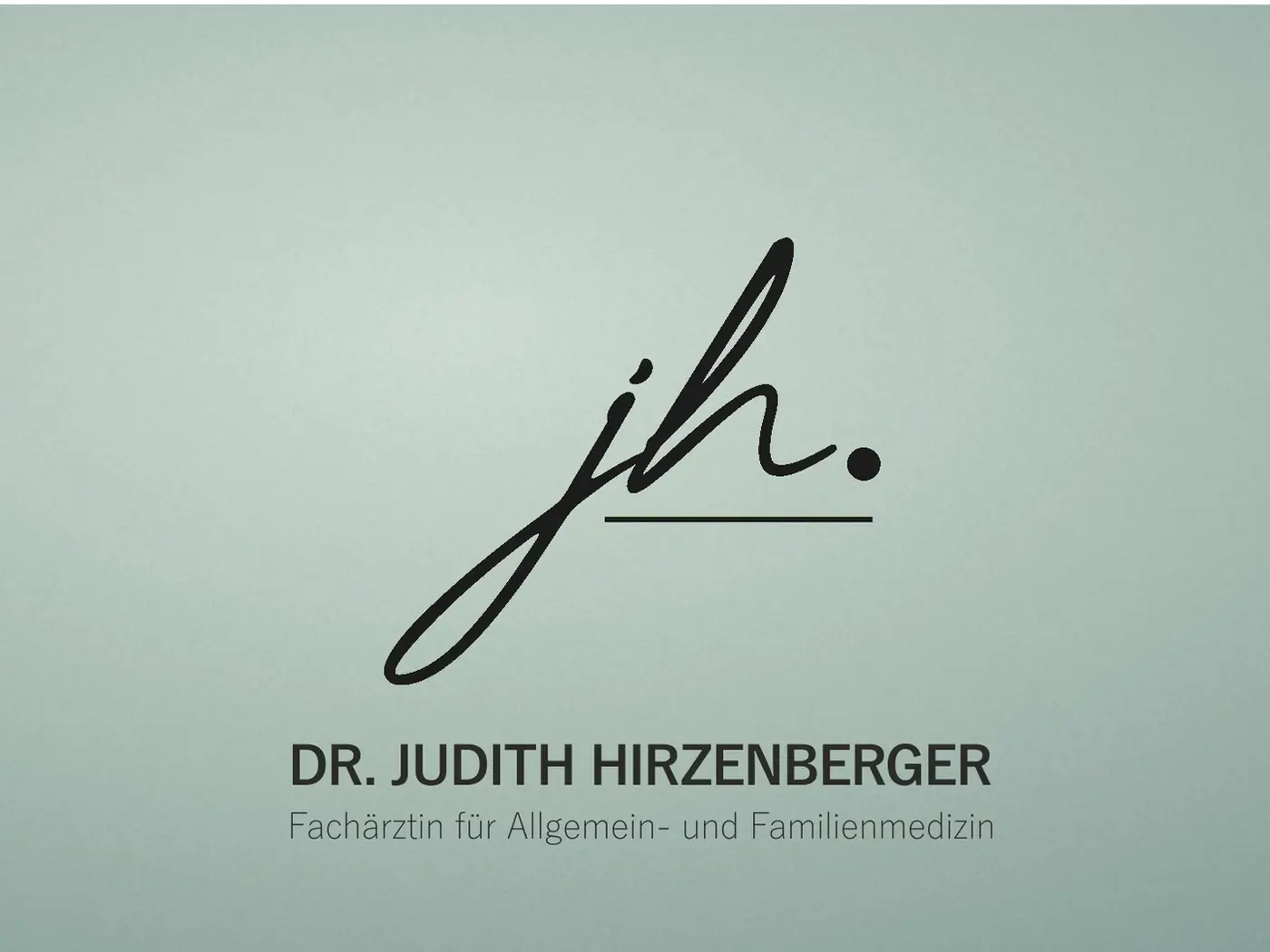 Logo von Dr. Judith Hirzenberger, Schriftzug jh. mit Name und Fachrichtung auf Salbeigrün, madea