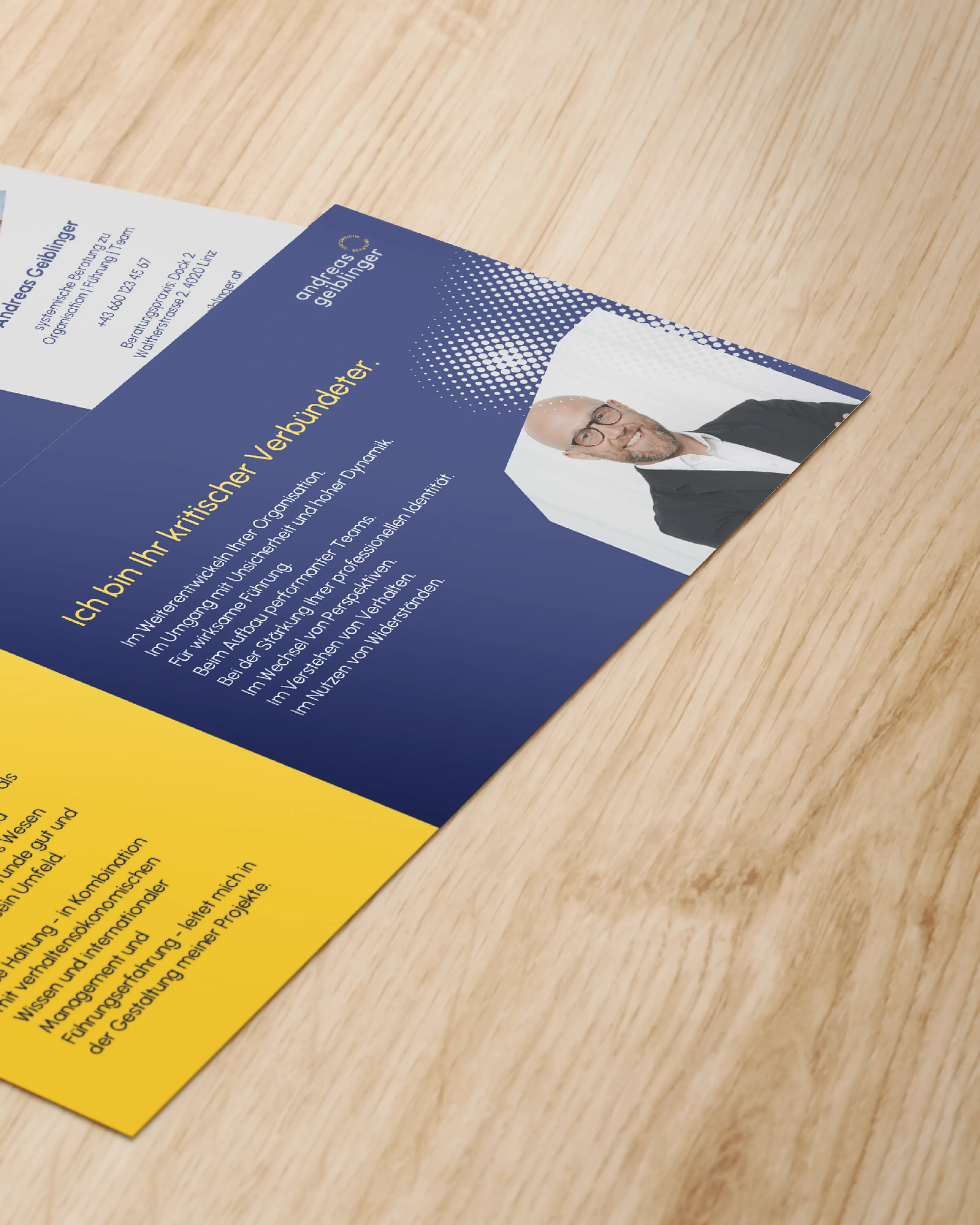 Flyer Andreas Geiblinger in Nachtblau und Gelb auf Holz, madea