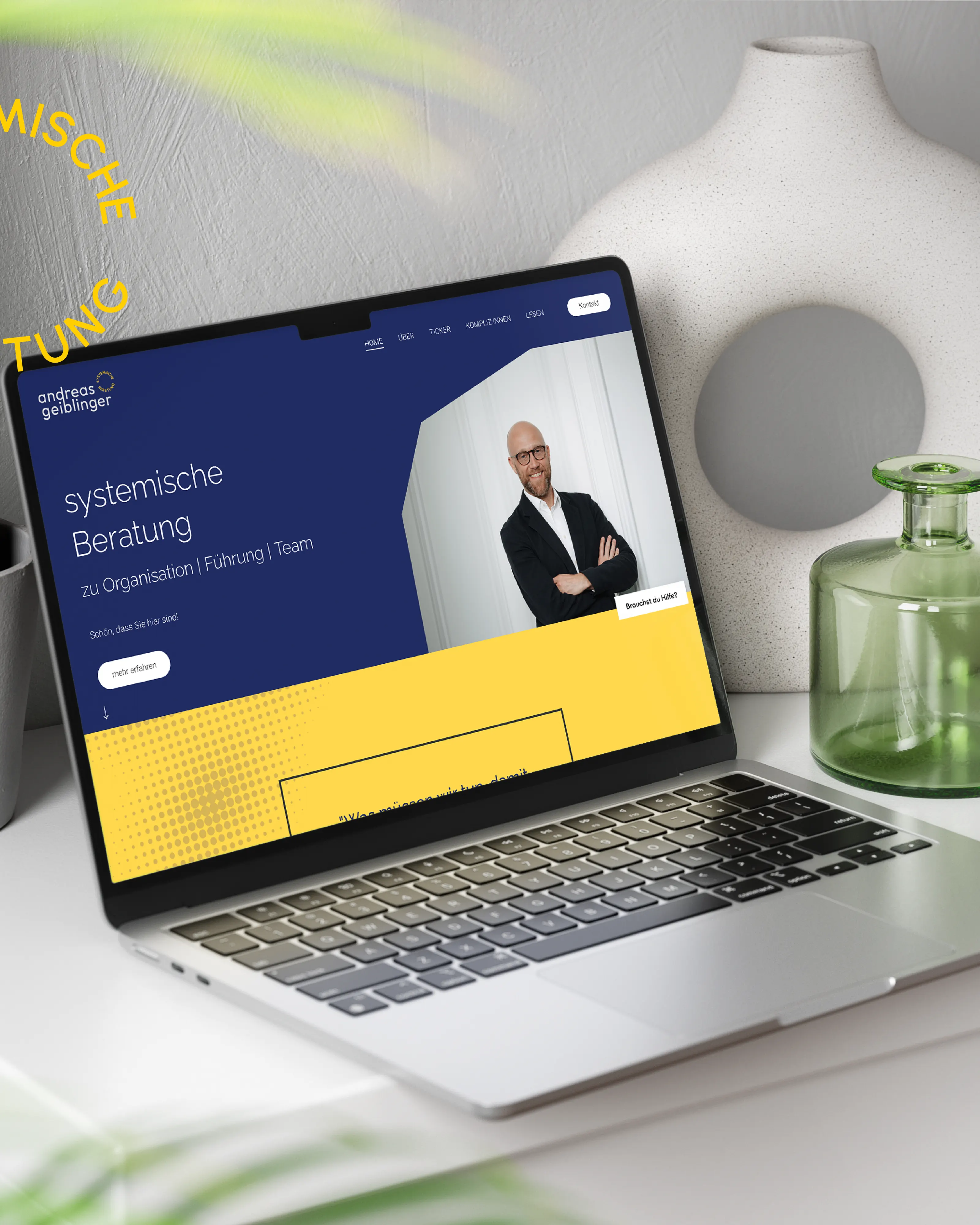 Website andreasgeiblinger.at auf einem Laptop in einem Regal, madea