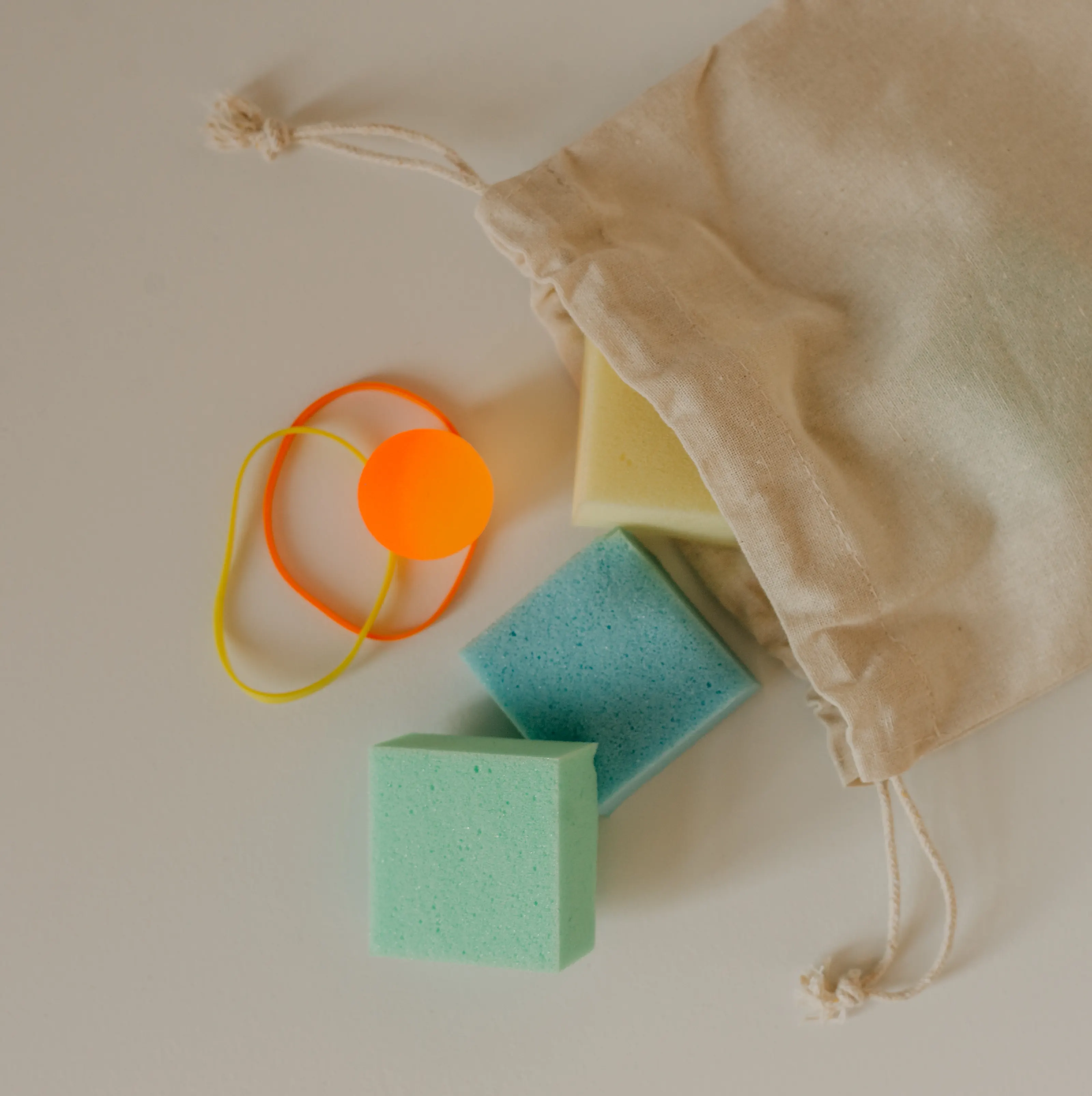 Therapiematerial aus der Ergotherapiepraxis Anna Langgartner: Bälle und Schaumstoffwürfel in einem Stoffsack, madea