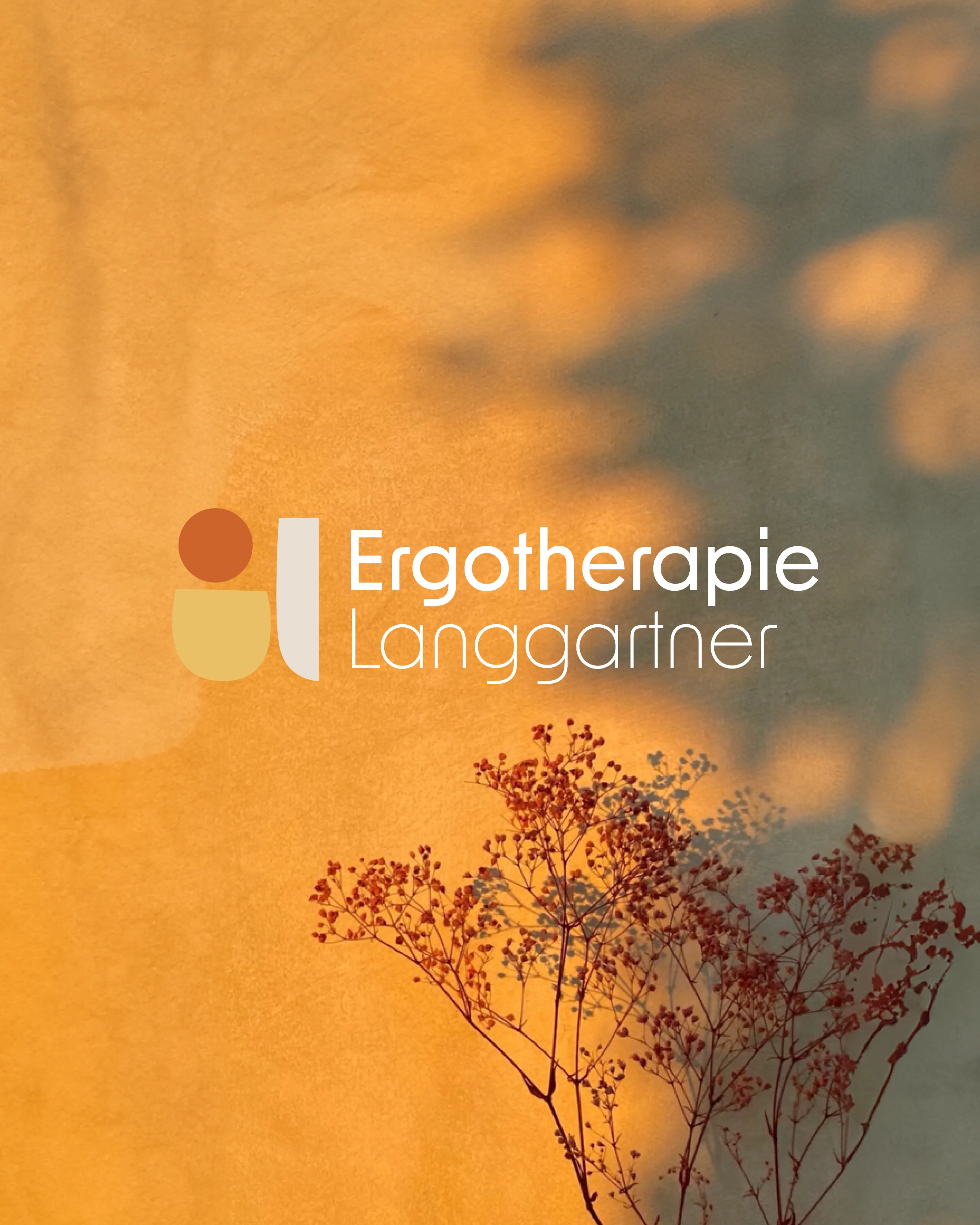 Logo der Ergotherapiepraxis Anna Langgartner auf Orange, madea