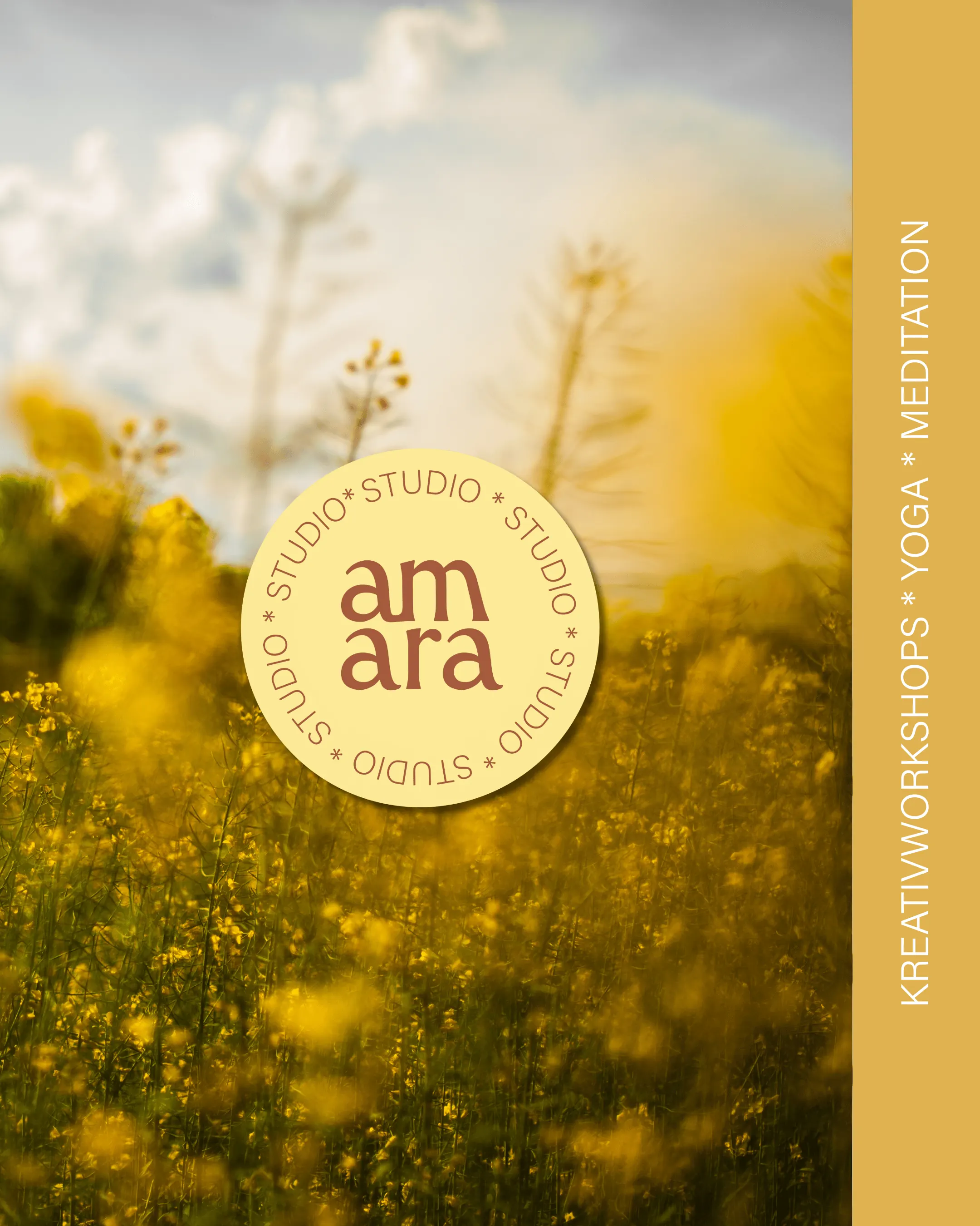 Stempel von studio amara als Aufkleber über einer Wiese im Gegenlicht, madea
