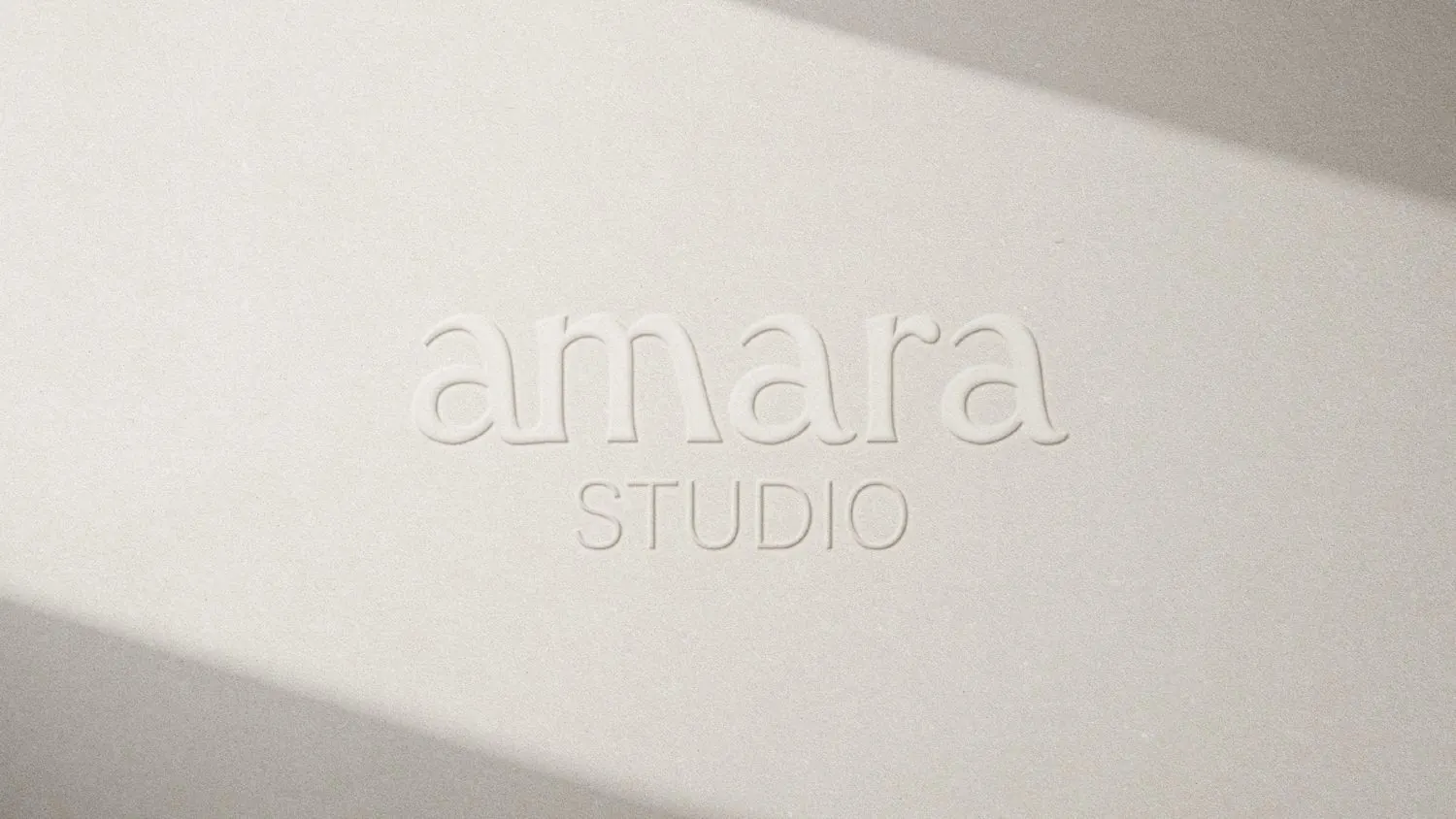 Wortmarke studio amara als Prägung auf Papier, madea
