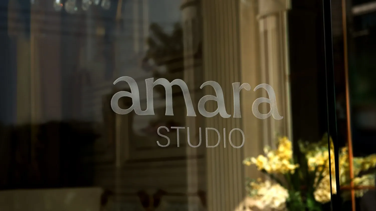 Wortmarke studio amara auf einer Glasscheibe im Gegenlicht, madea
