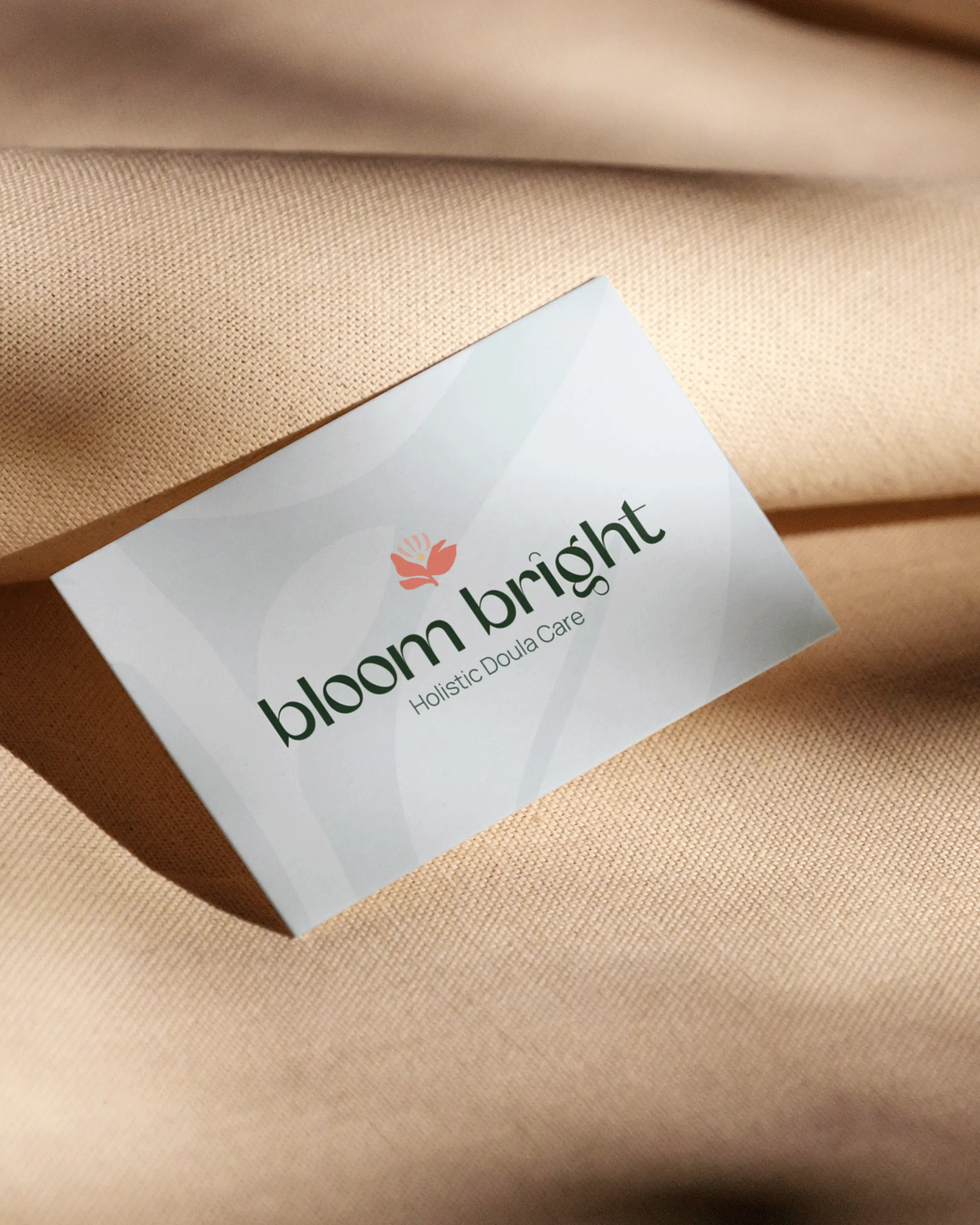 Visitenkarte Bloom Bright auf hellem Stoff im Sonnenlicht, madea