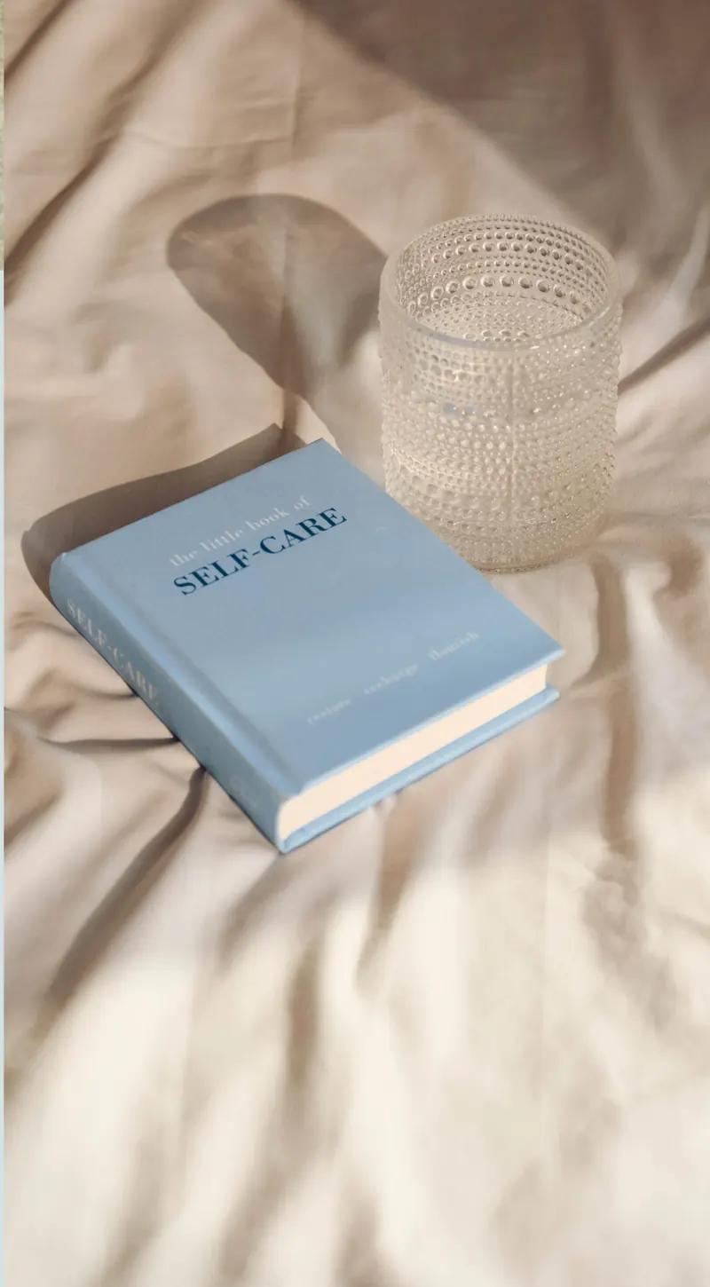Buch auf hellem Leinen, Stimmungsbild Bloom Bright, madea