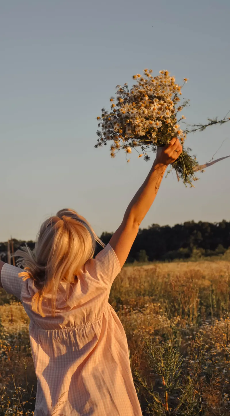 Frau mit Wiesenblumen im Feld, Stimmungsbild Bloom Bright, madea