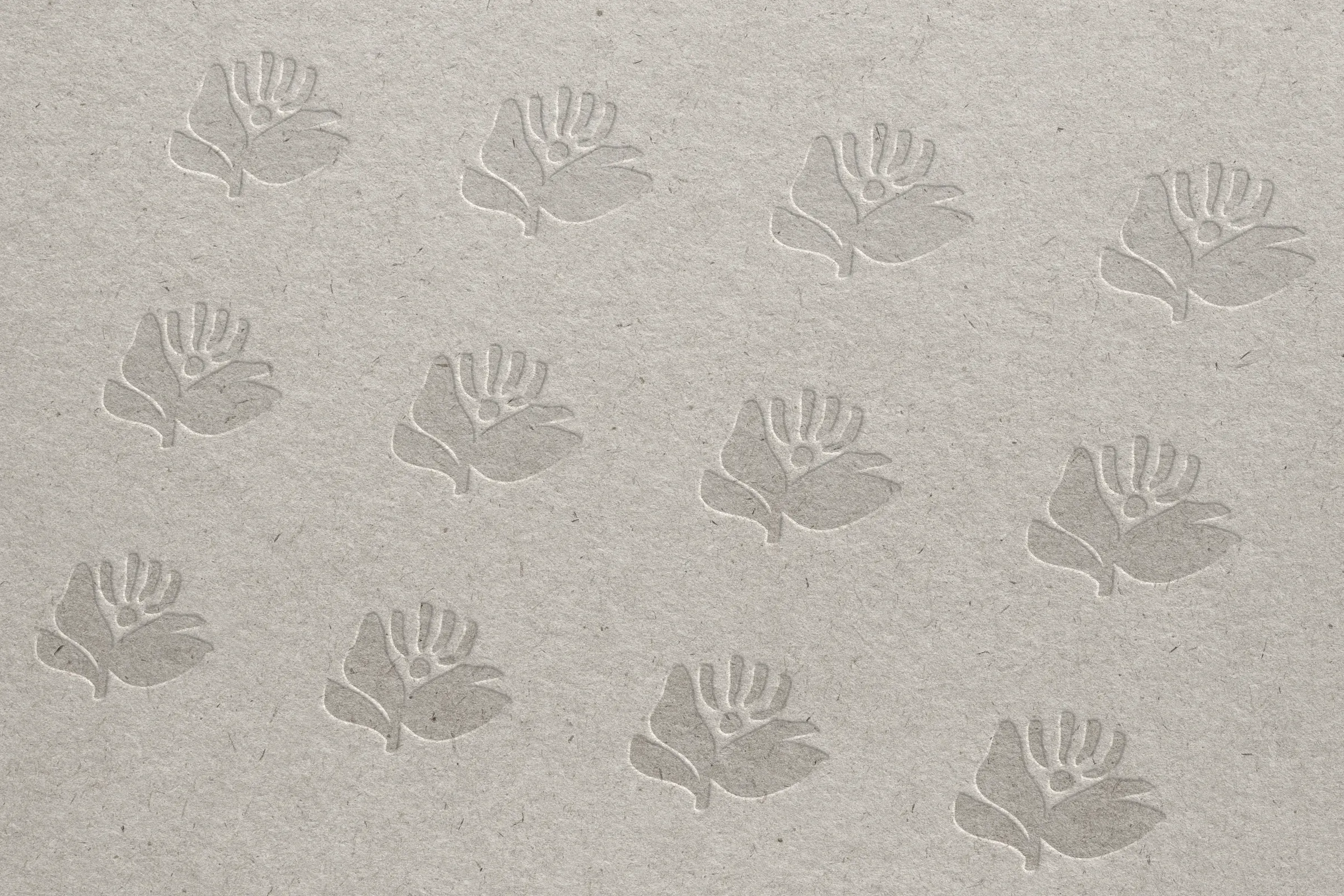 Geprägte Blüten von Bloom Bright auf Naturpapier, madea