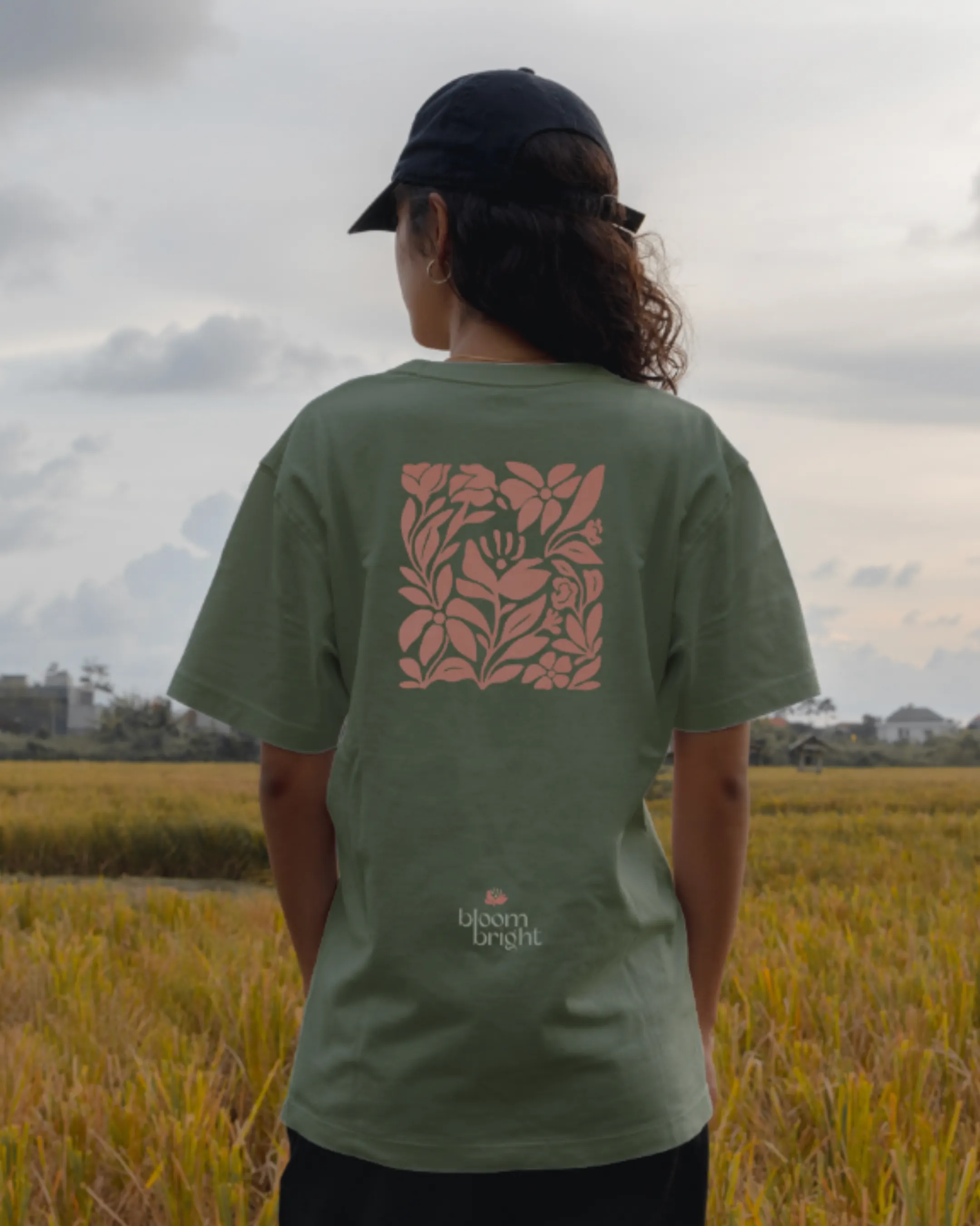 T-Shirt in Salbeigrün mit dem floralen Quadrat von Bloom Bright, von hinten, madea