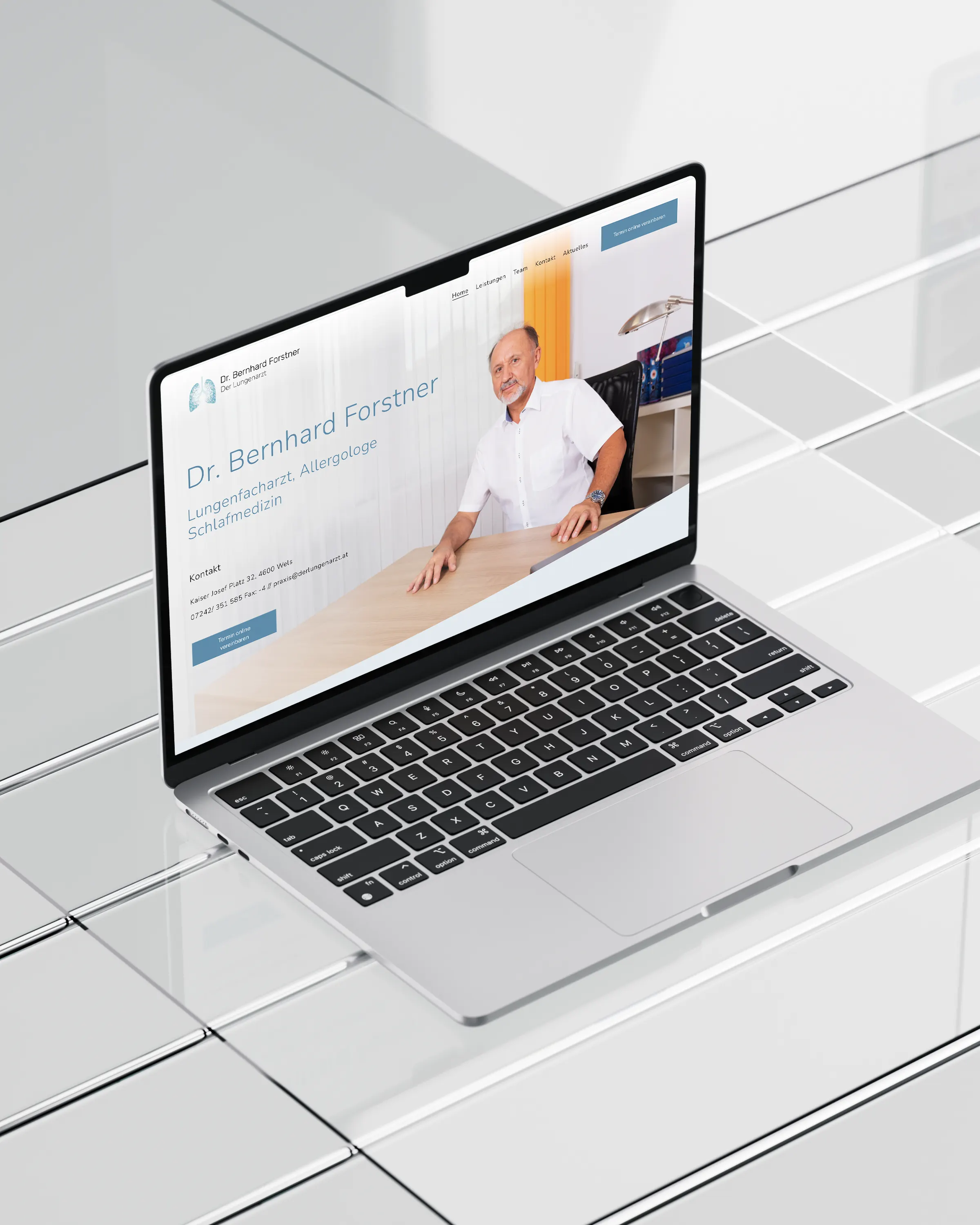 Website derlungenarzt.at auf einem Laptop, madea