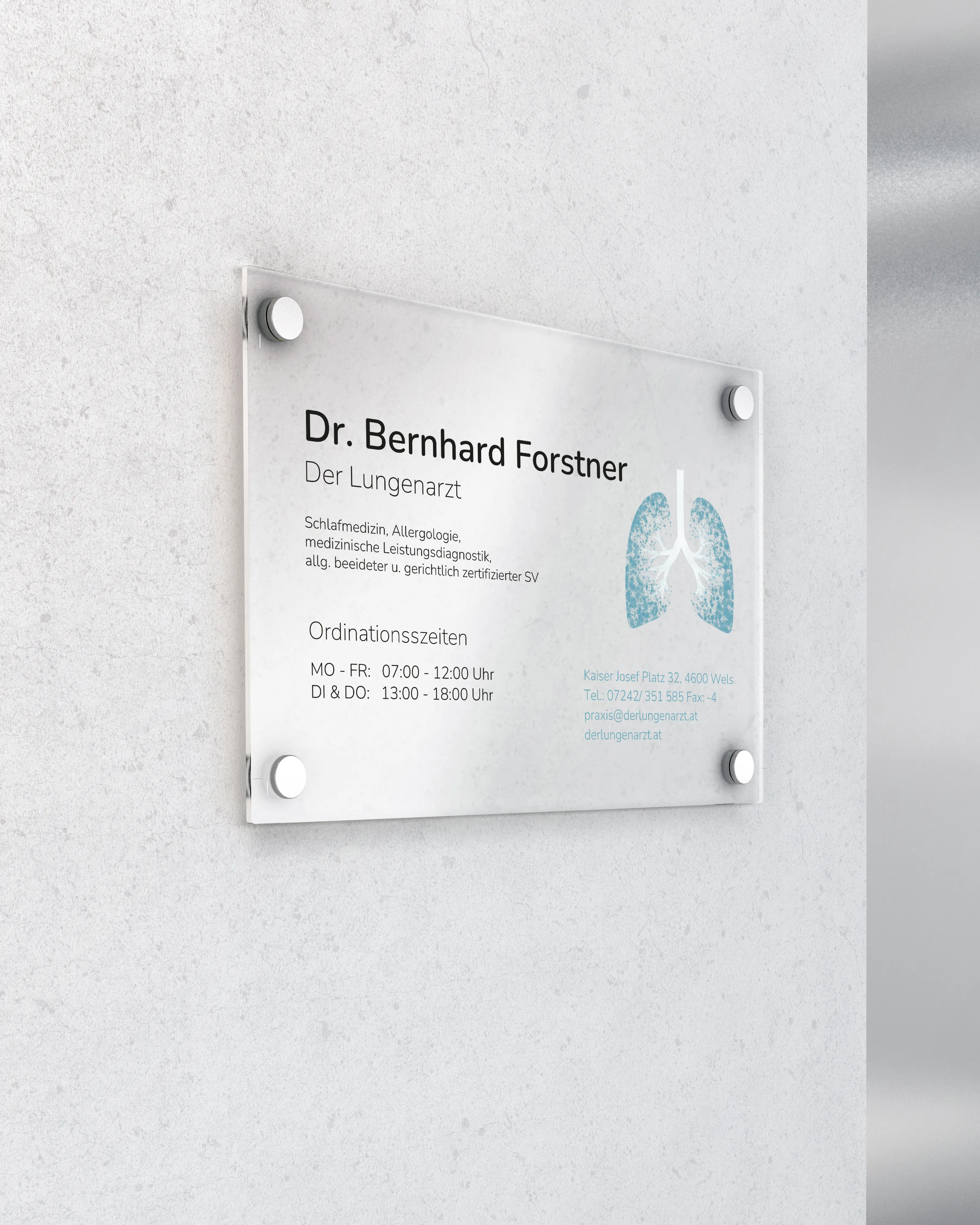 Ordinationsschild Dr. Bernhard Forstner neben einer Glastür, madea