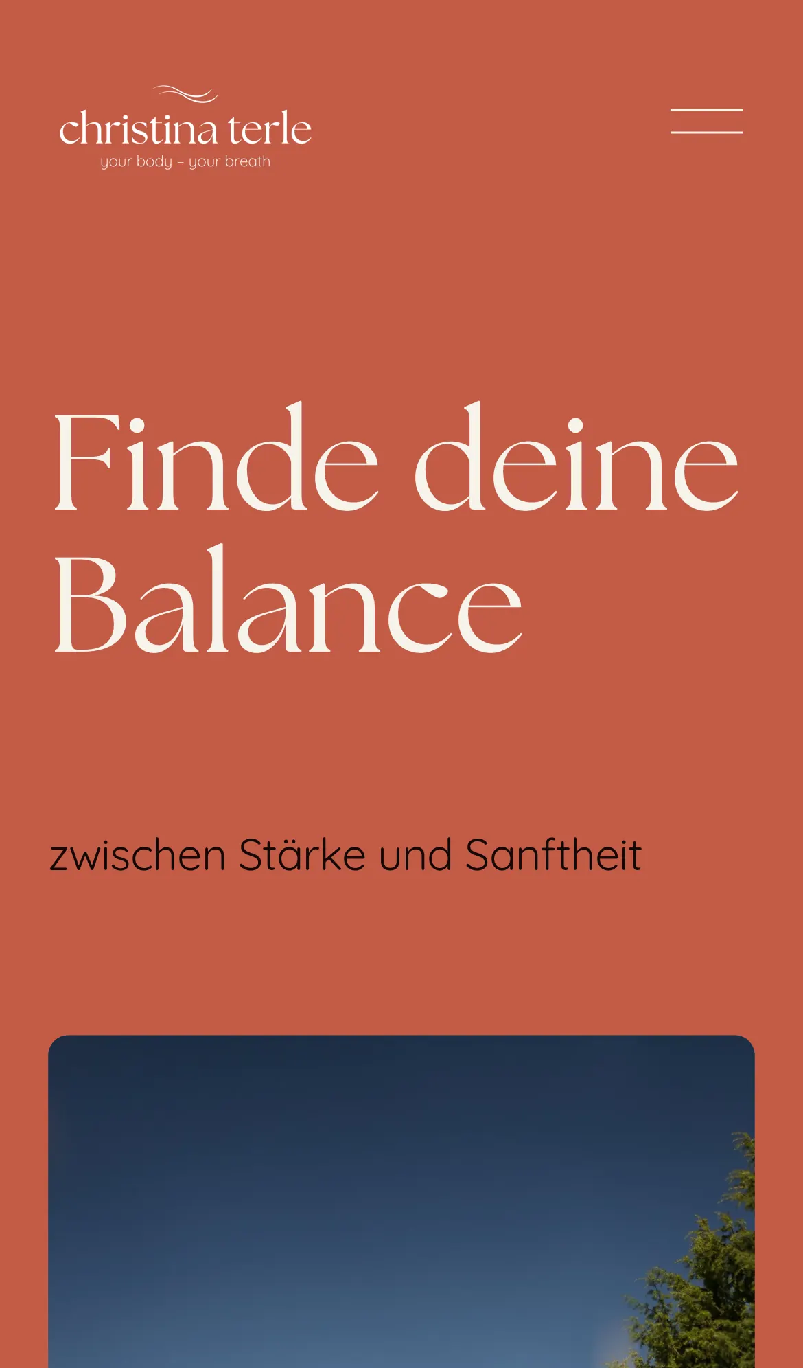 Website von Christina Terle am Handy mit der Zeile „Finde deine Balance“, madea