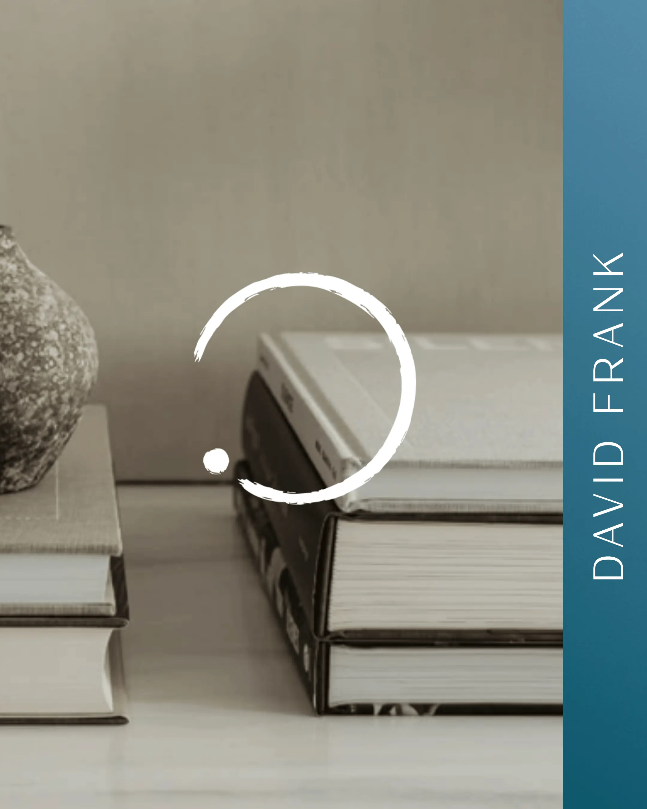 Bücherstapel mit dem offenen Kreis von David Frank, daneben die Wortmarke auf Petrol, madea