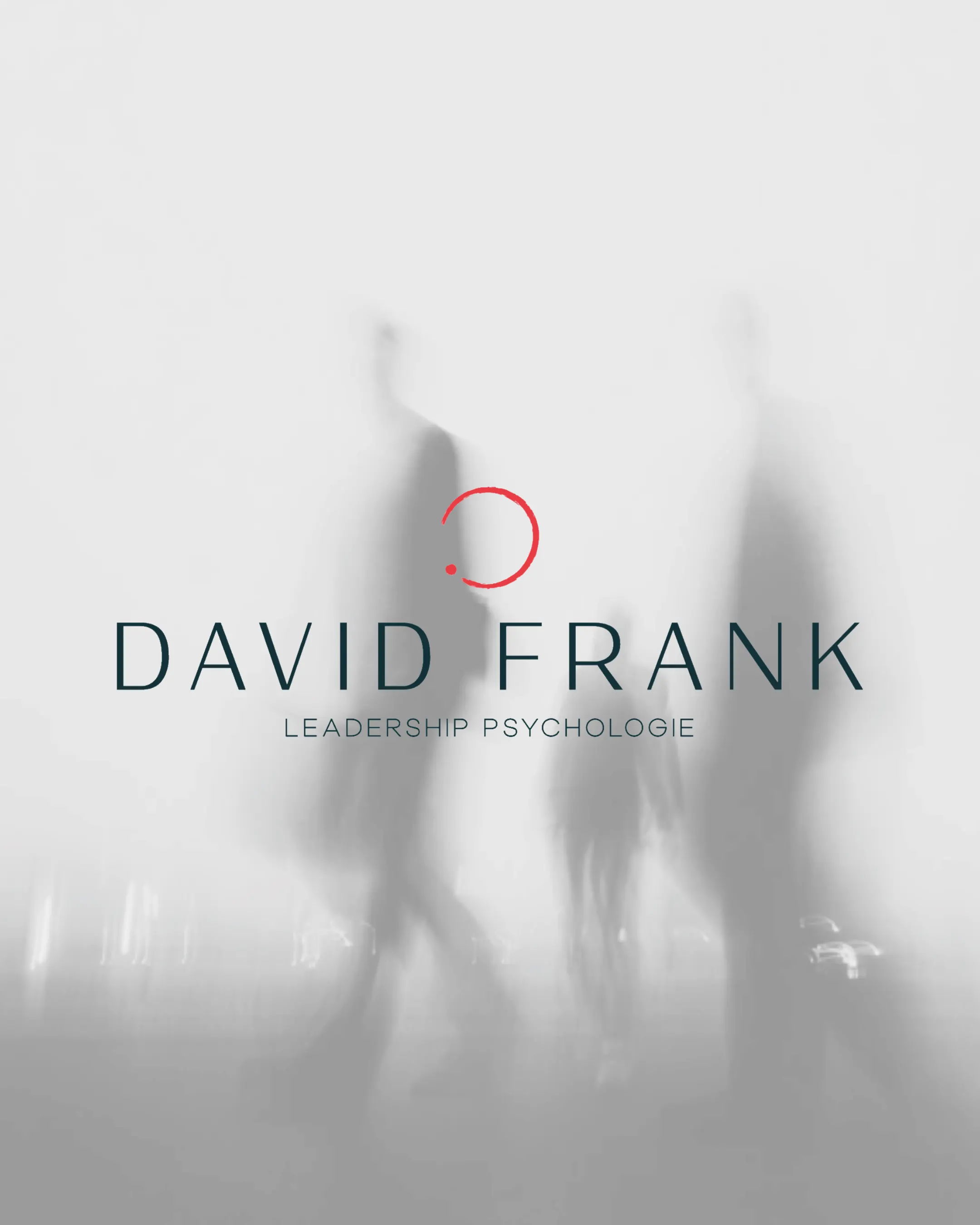 Wortmarke David Frank über zwei Menschen, die im Nebel gehen, madea