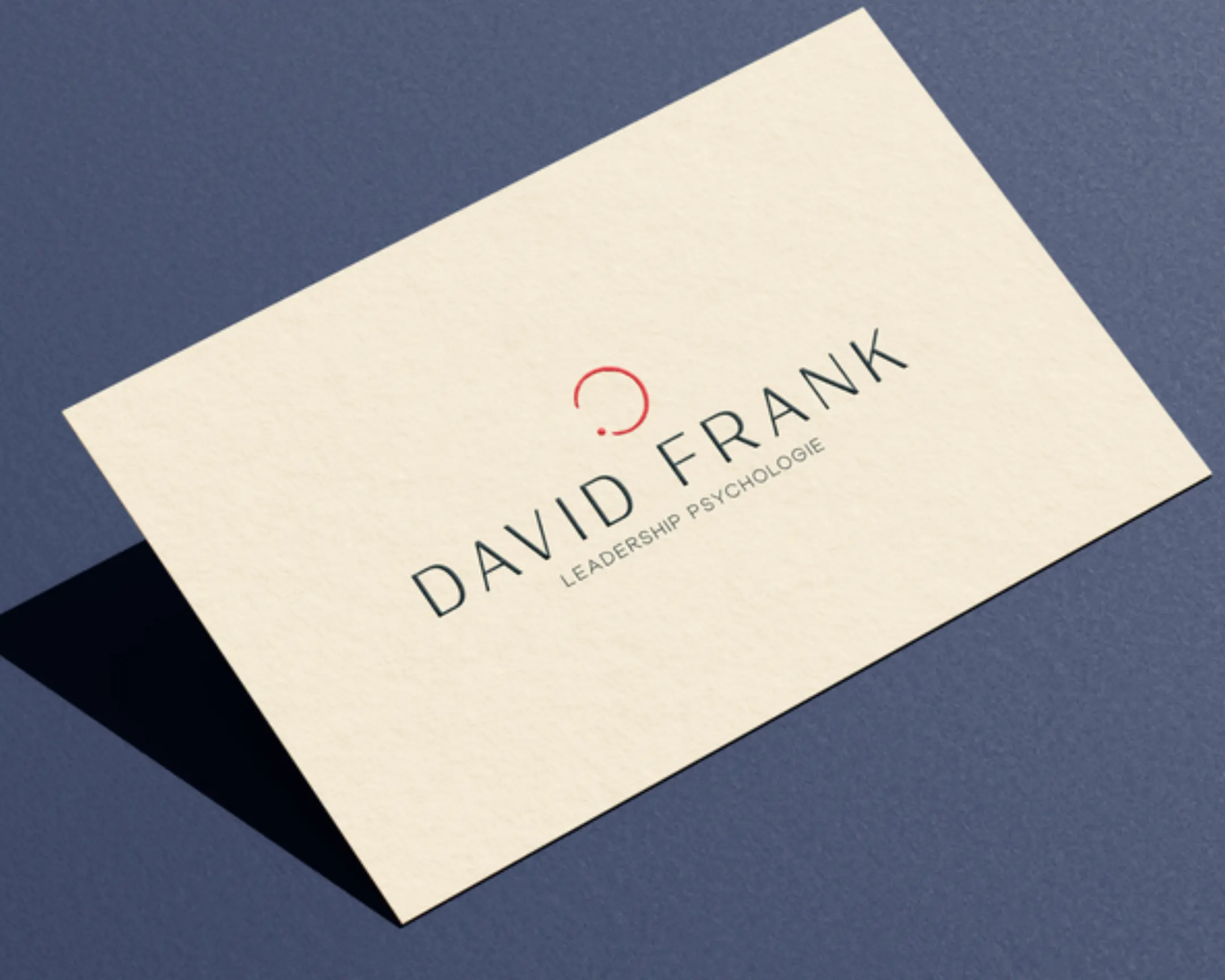 Visitenkarte von David Frank in Sandweiß mit dem offenen Kreis auf blaugrauem Papier, madea