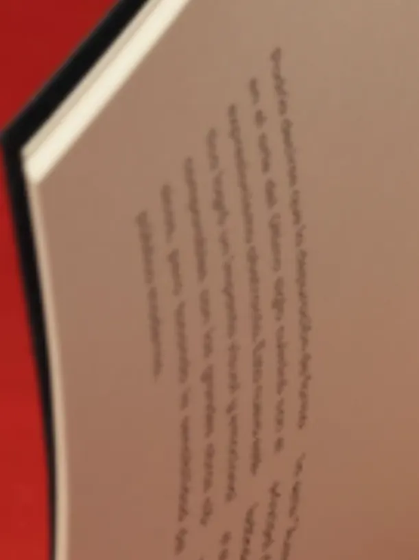 Aufgeschlagenes Buch auf rotem Grund
