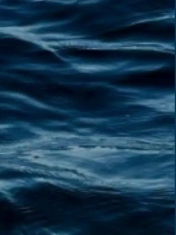 Dunkelblaue Wasseroberfläche mit kleinen Wellen