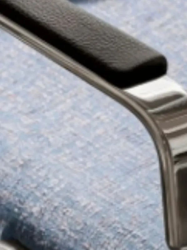 Sessel mit rauchblauem Stoff und Armlehne aus Leder