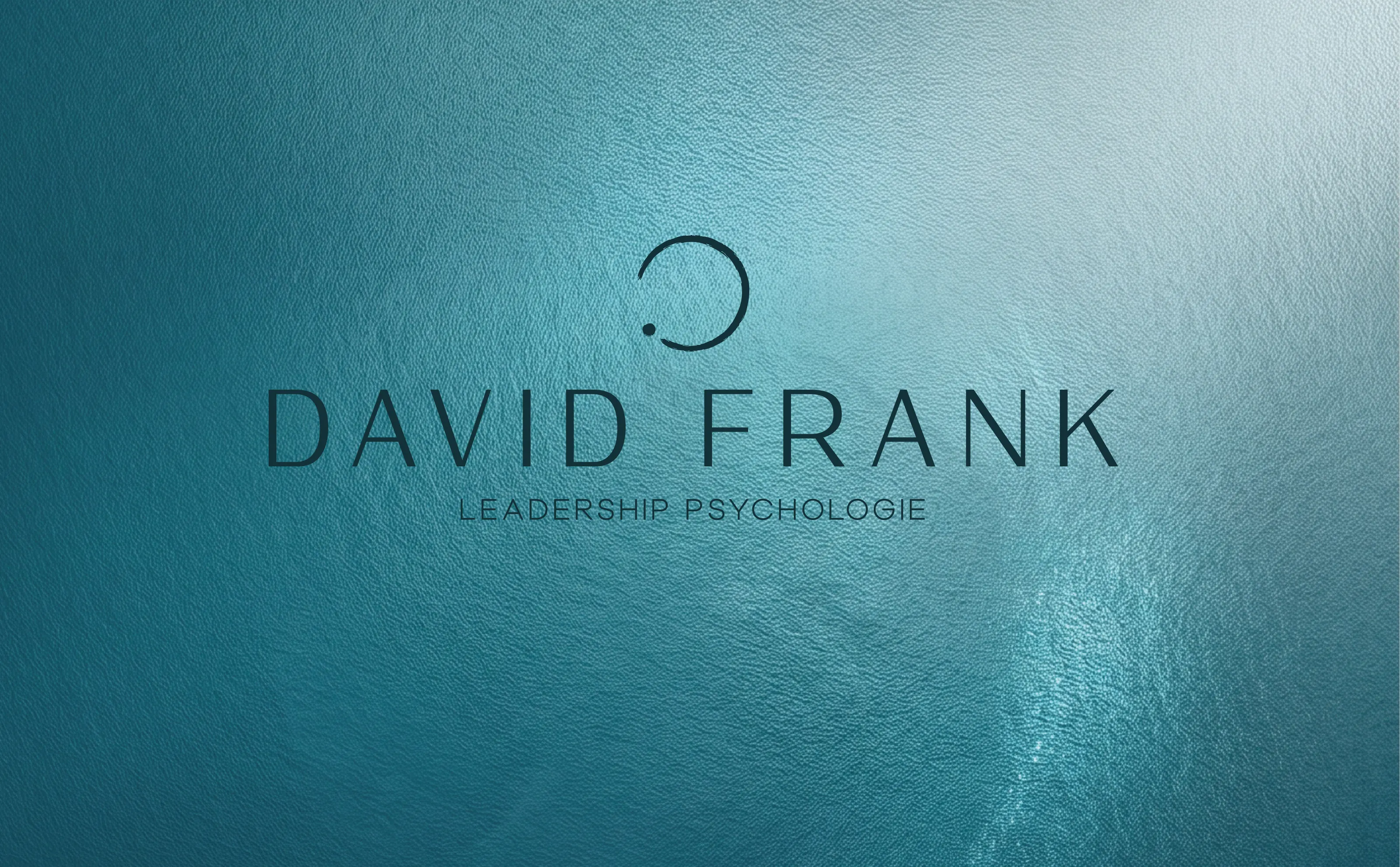 Wortmarke David Frank, Leadership Psychologie, auf Petrol mit Wasserstruktur, madea