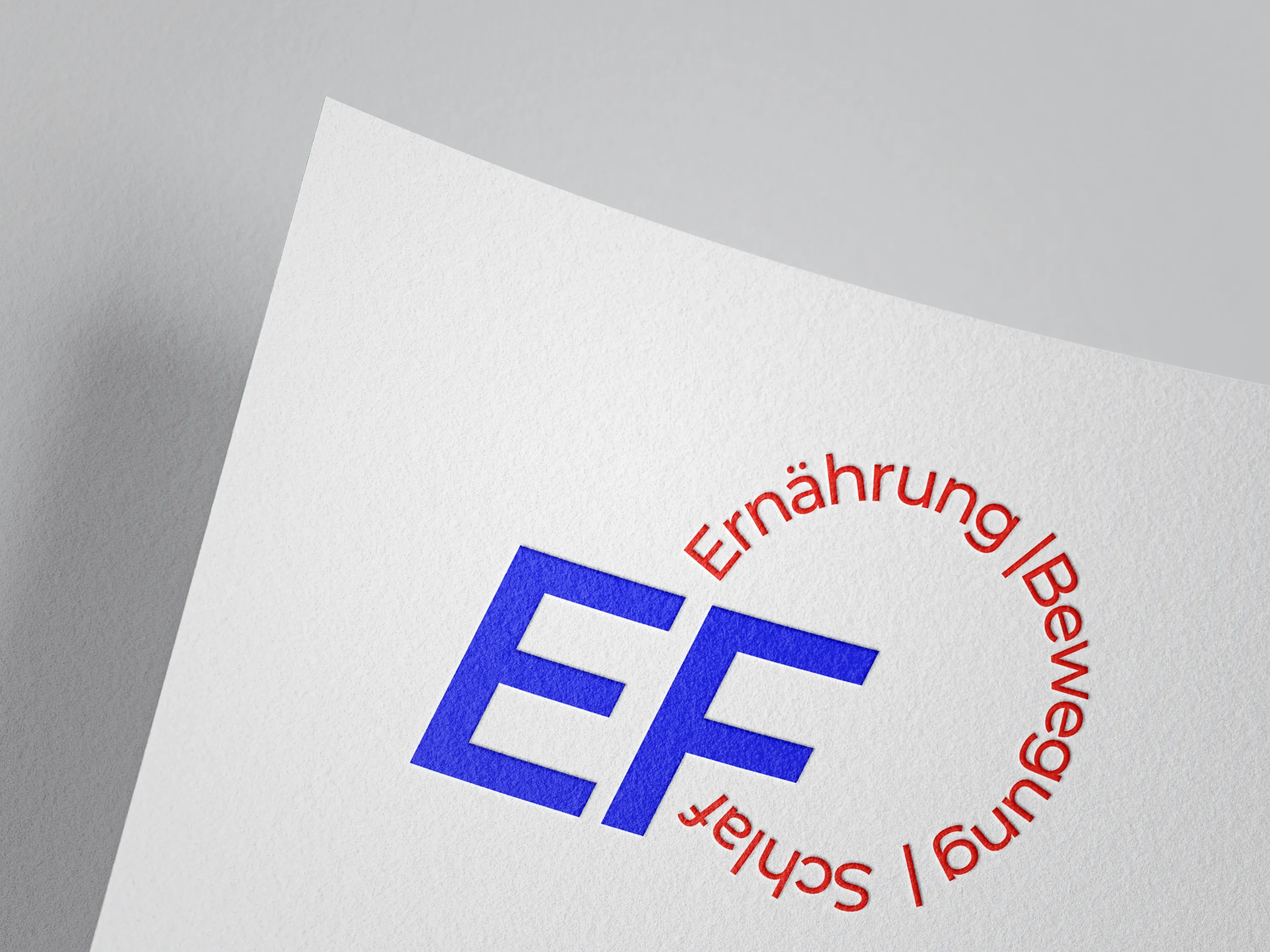 Das Kurzzeichen EF mit dem Kreis Ernährung, Bewegung, Schlaf auf Papier, madea