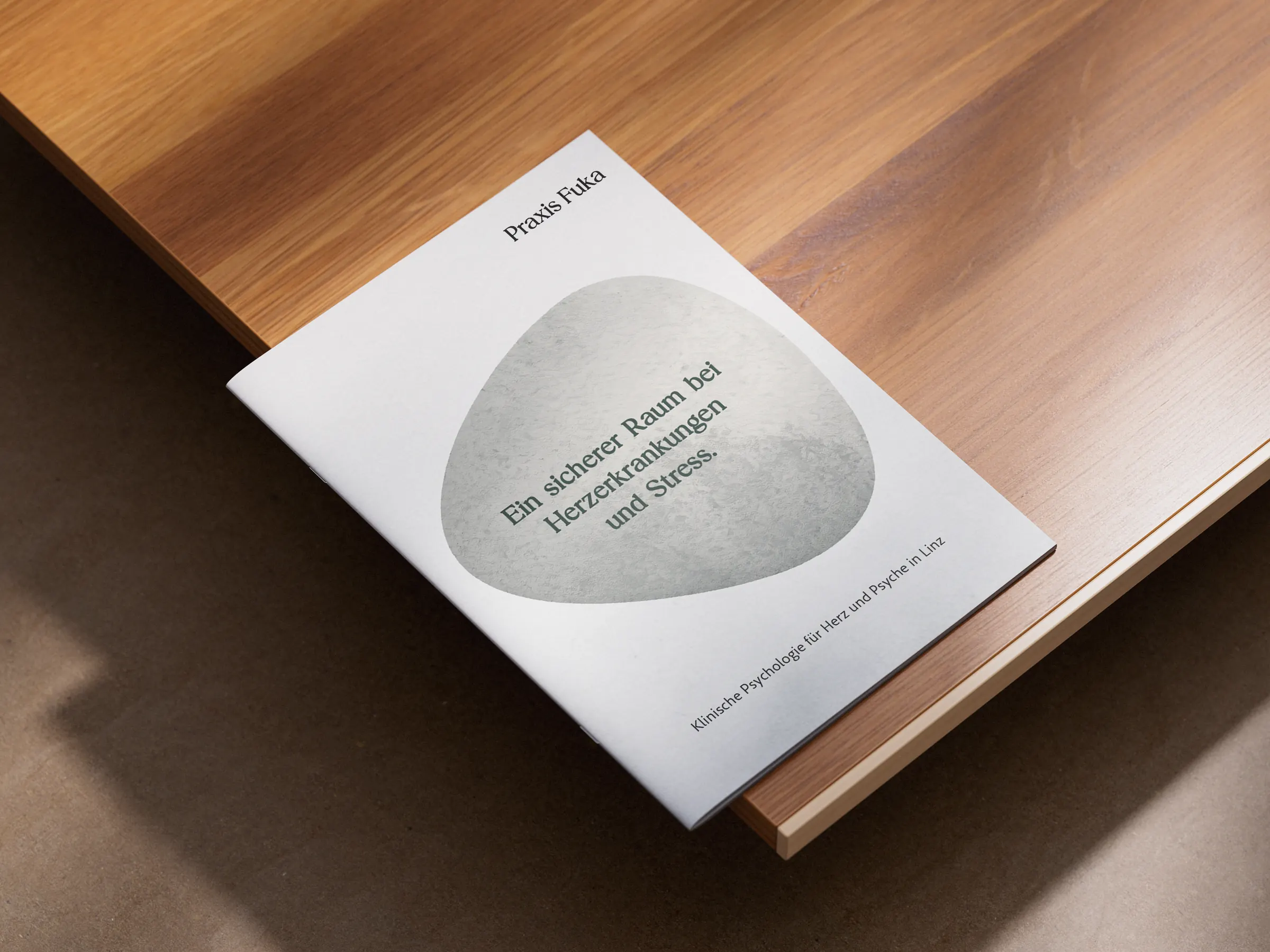 Folder der Praxis Fuka mit dem Leitsatz, madea