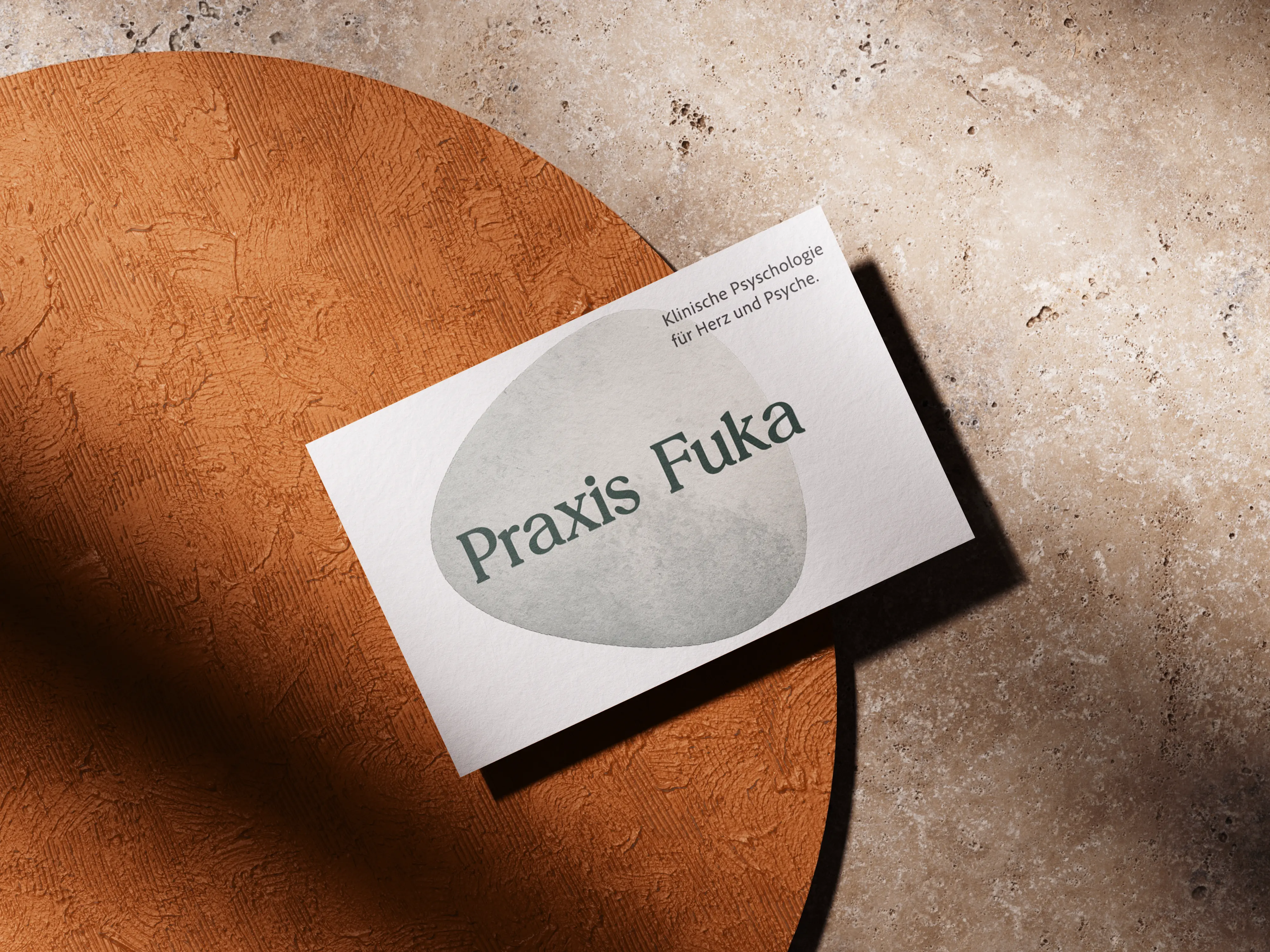 Visitenkarte der Praxis Fuka auf Terrakotta, madea