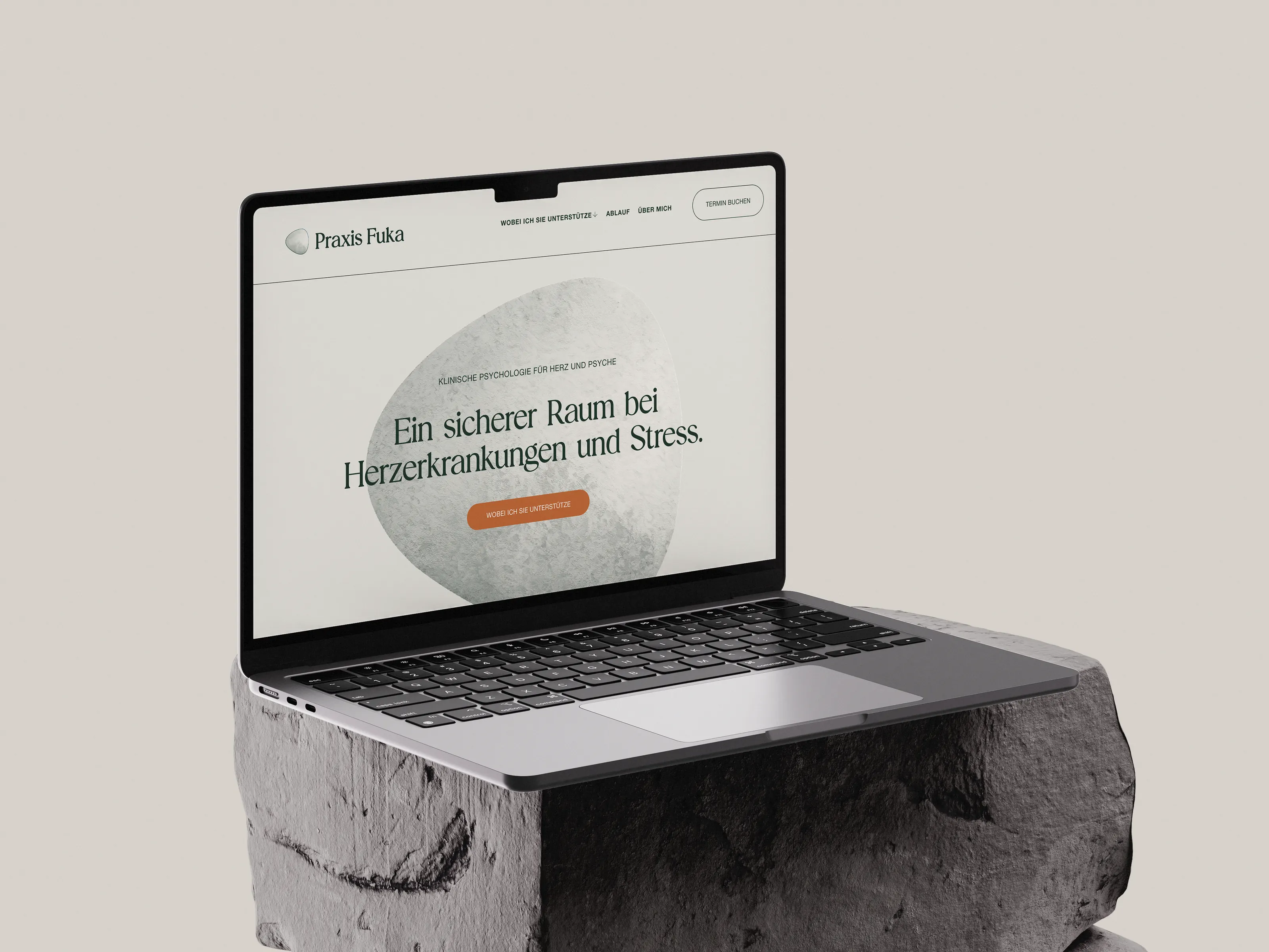Website der Praxis Fuka am Laptop, madea