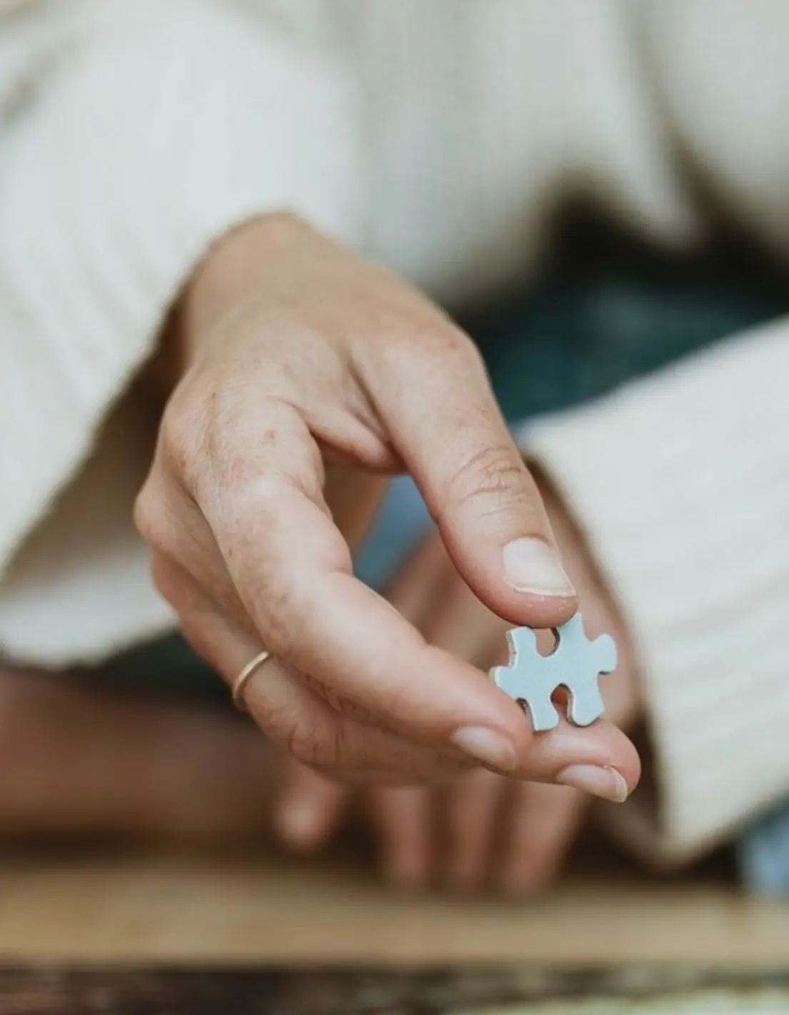 Hand legt ein Puzzleteil, Stimmungsbild Praxis Fuka, madea