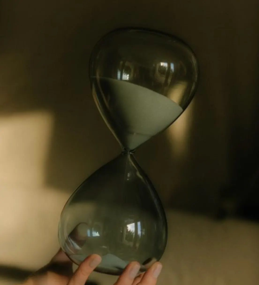 Sanduhr in einer Hand, Stimmungsbild Praxis Fuka, madea