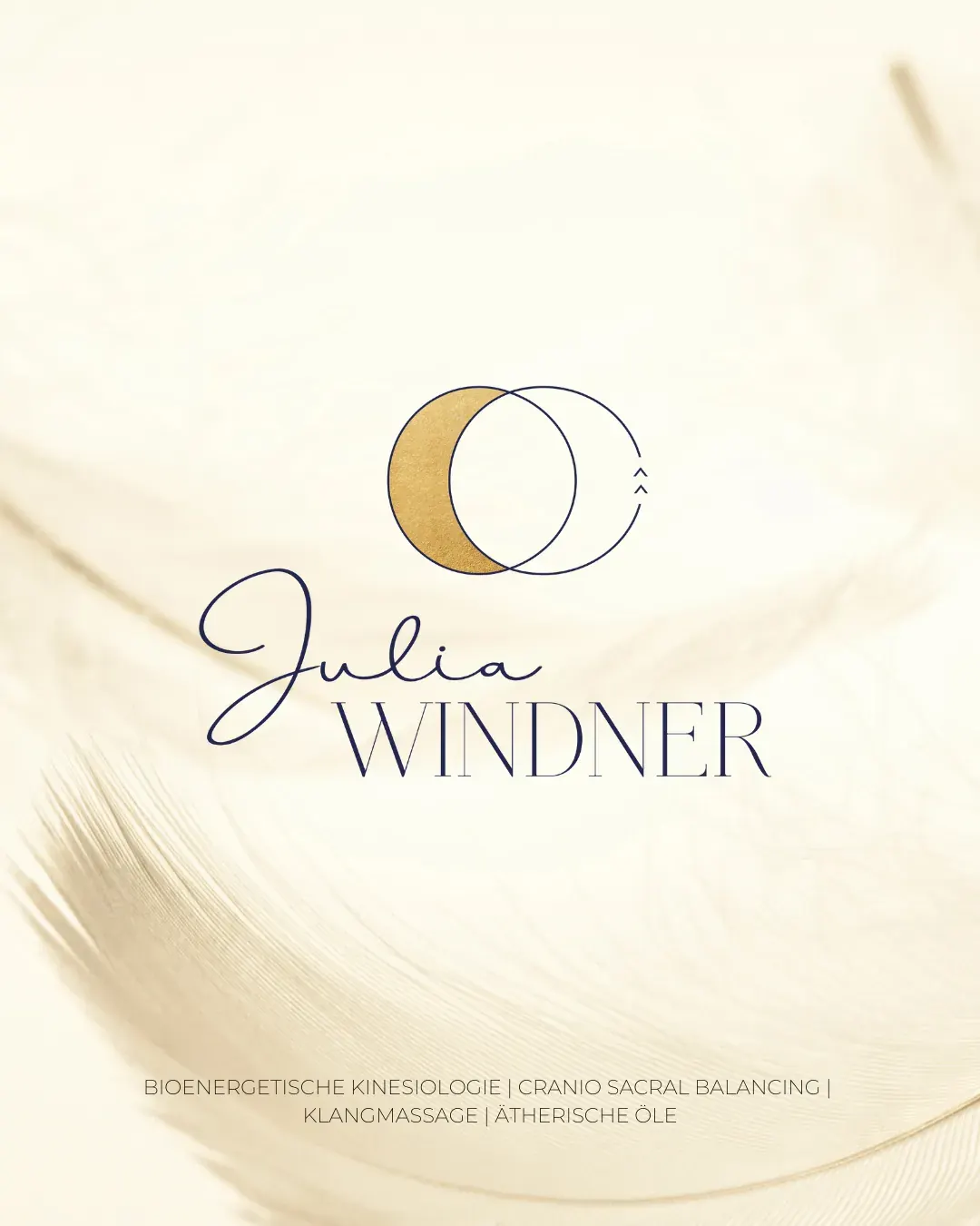 Logo Julia Windner mit Goldmond auf einer weißen Feder, madea
