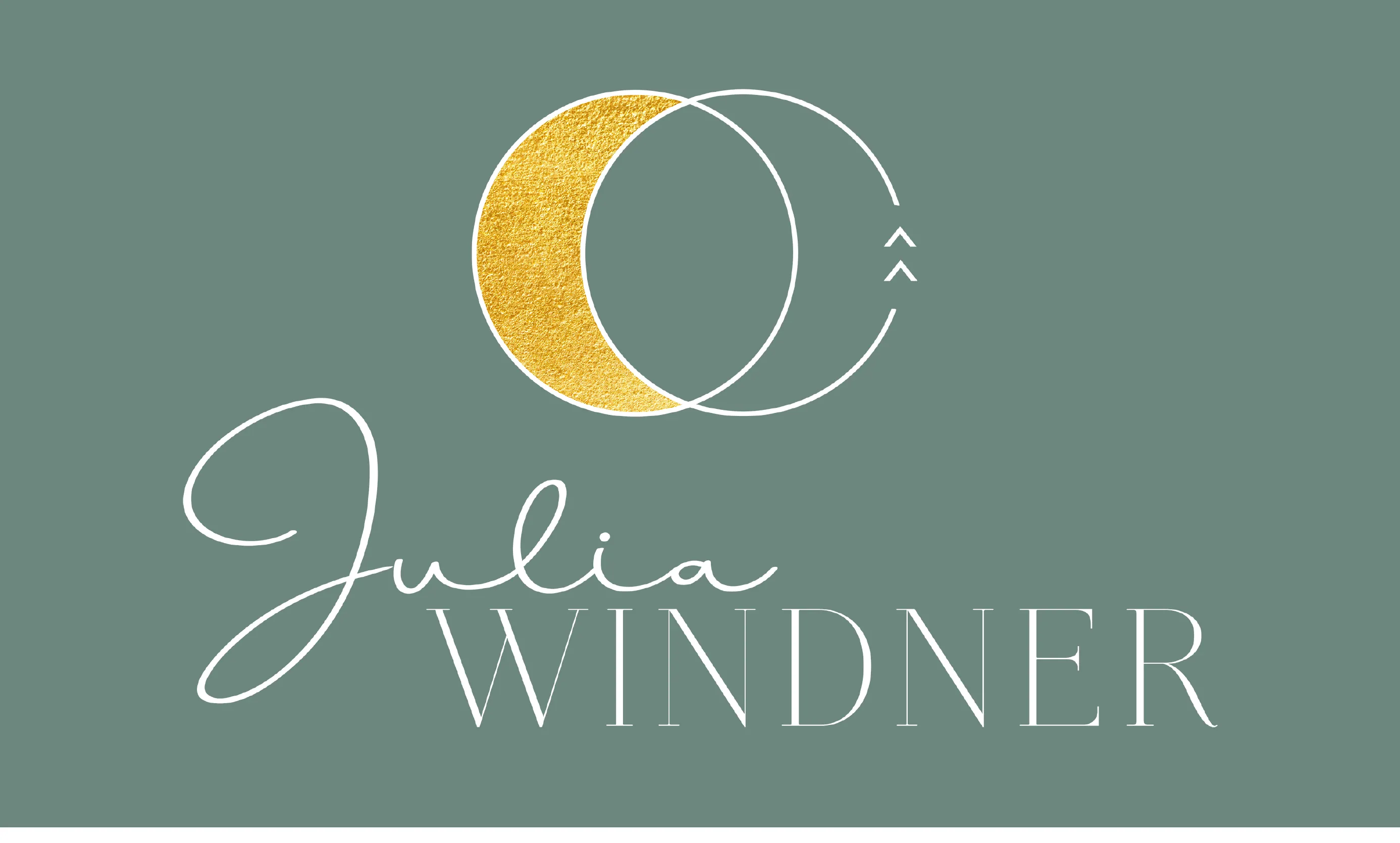 Logo Julia Windner in Weiß und Gold auf Salbei, madea