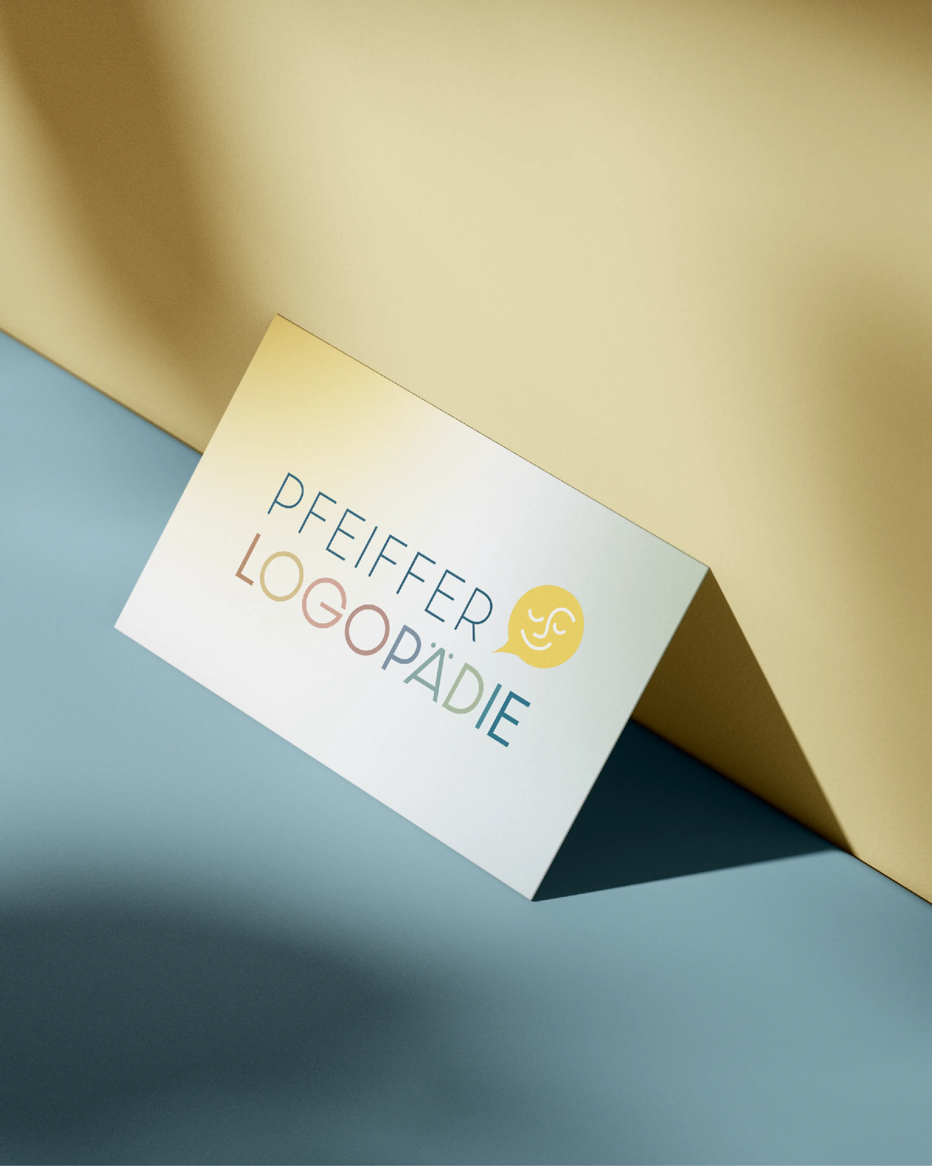 Visitenkarte Pfeiffer Logopädie auf Gelb und Blau, madea