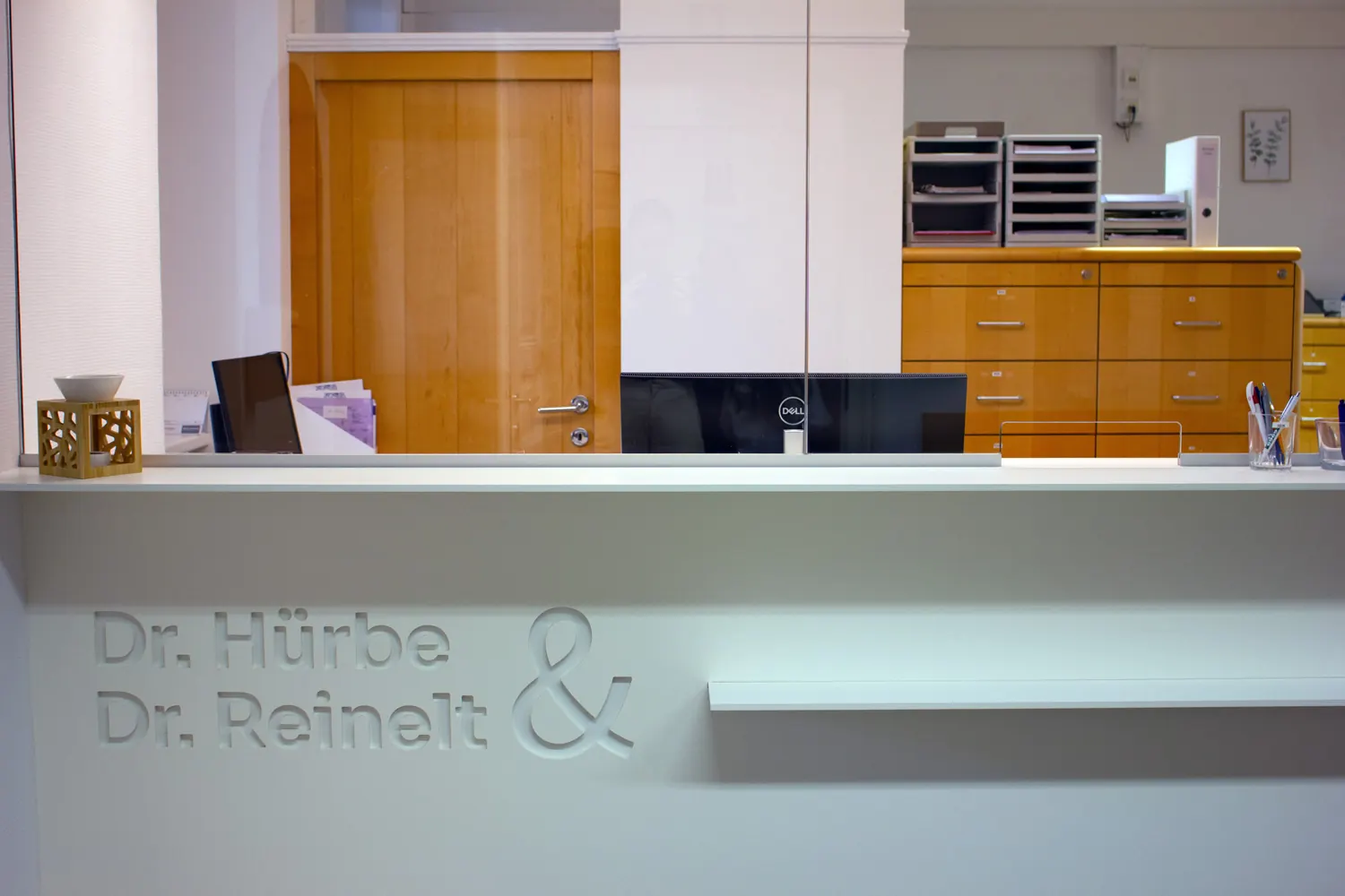 Empfang der Gemeinschaftsordination Dr. Hürbe und Dr. Reinelt mit Schriftzug an der Wand, madea