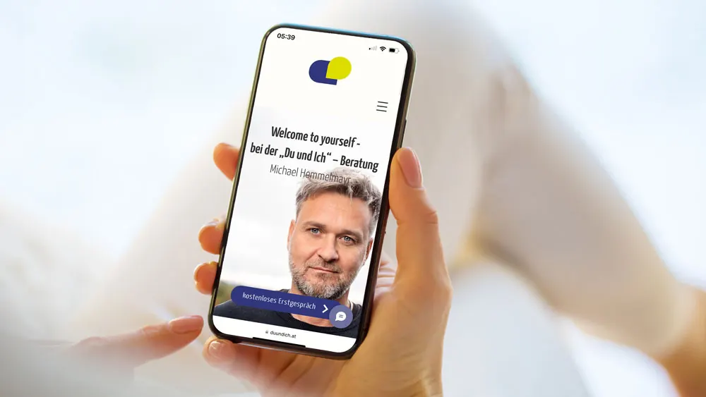 Website von Michael Hemmelmayr am Handy mit der Zeile Welcome to yourself, madea