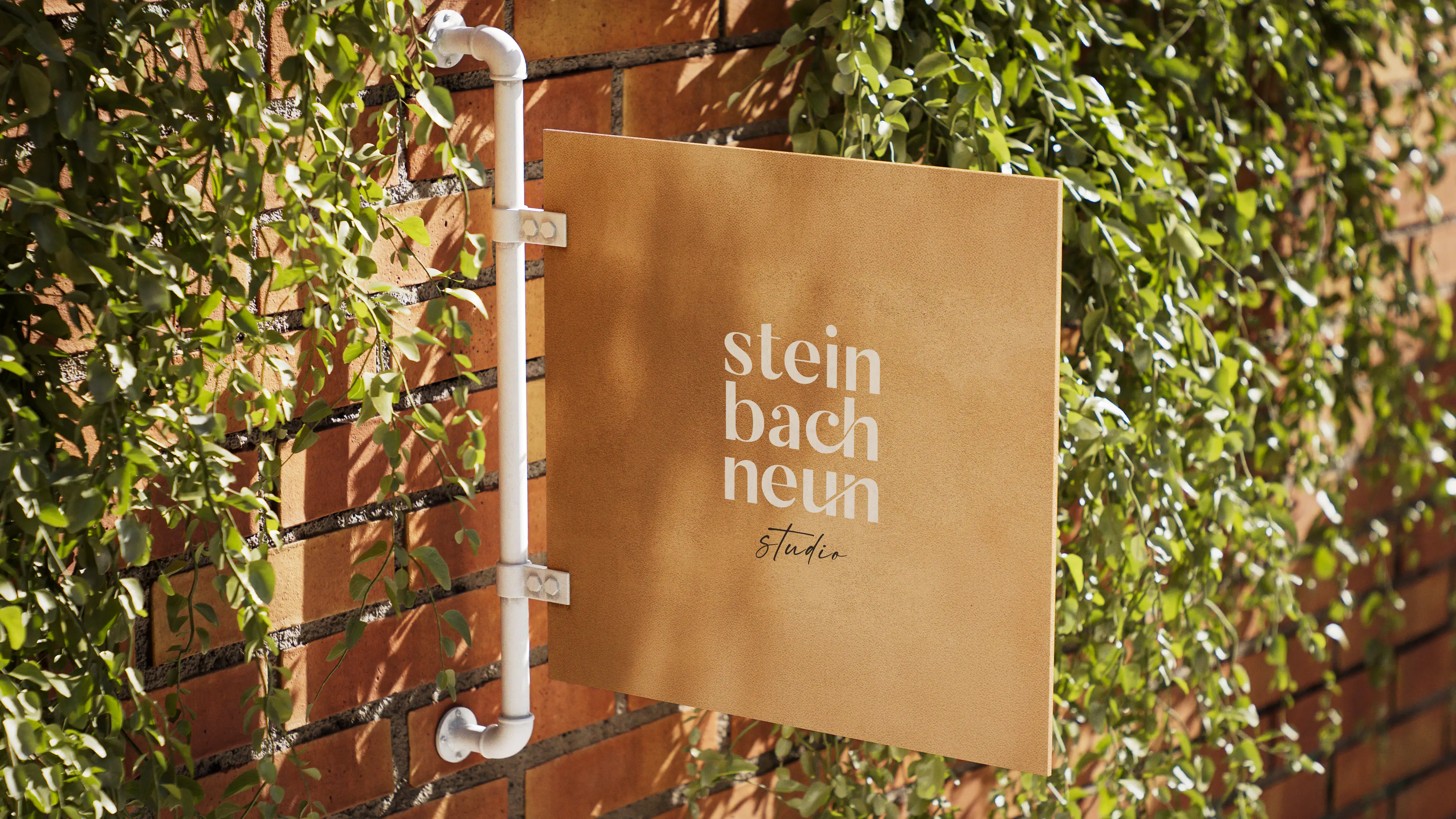 Schild von Steinbach neun an einer Ziegelwand mit Efeu, madea
