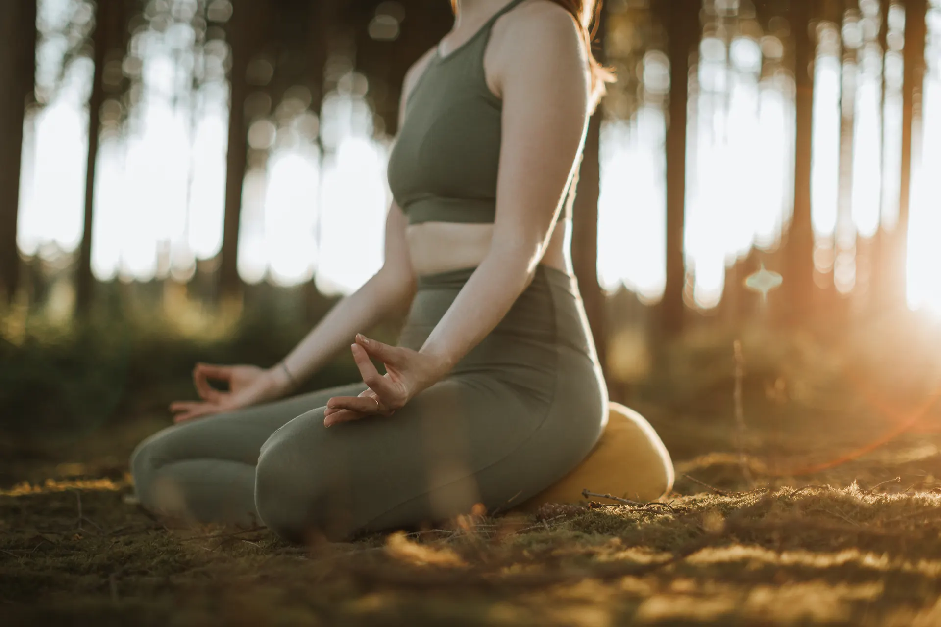 Yogalehrerin im Sitz im Wald, Bildwelt von Steinbach neun, madea
