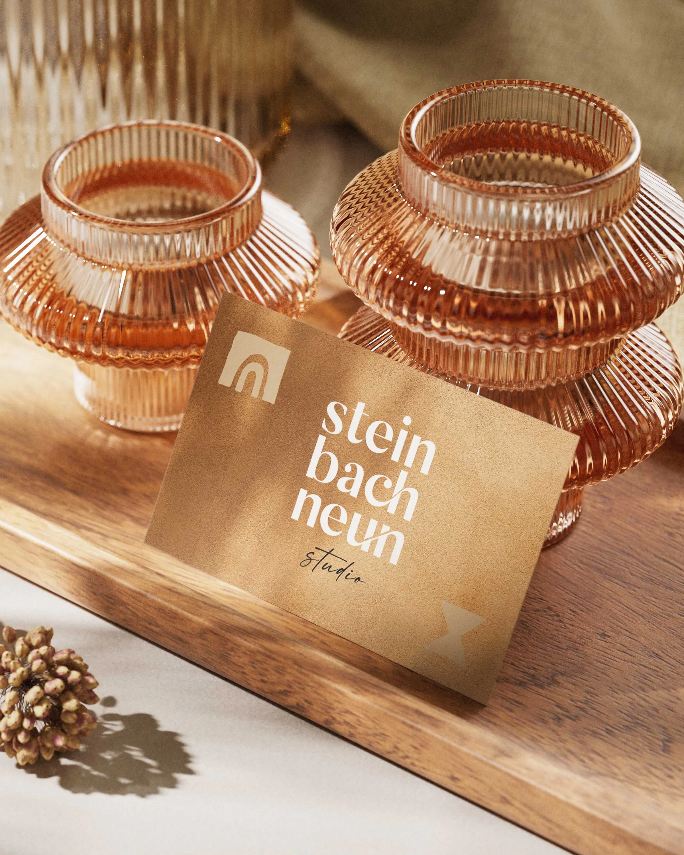 Visitenkarte von Steinbach neun auf einem Holztablett, madea