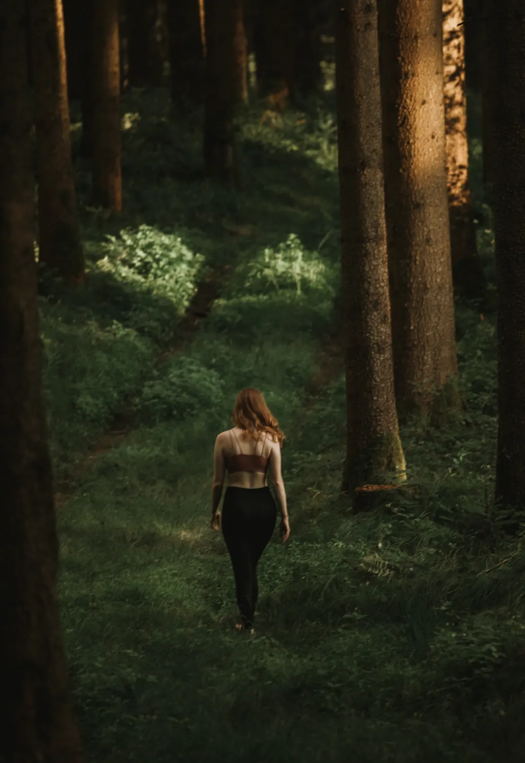 Corinna Großauer auf einem Waldweg, von hinten, madea