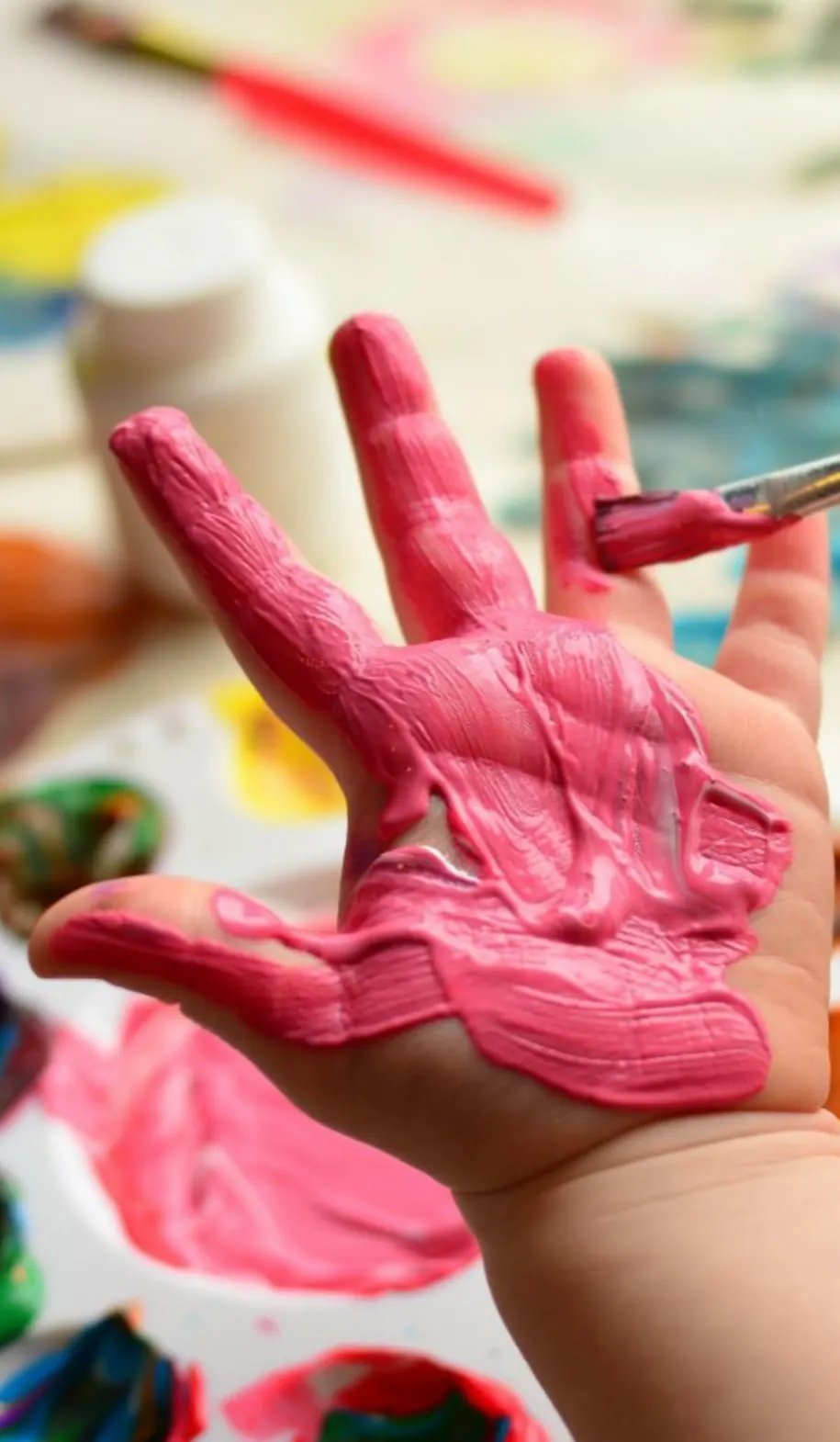 Mit Farbe bemalte Kinderhand, Bildwelt der Praxis, madea