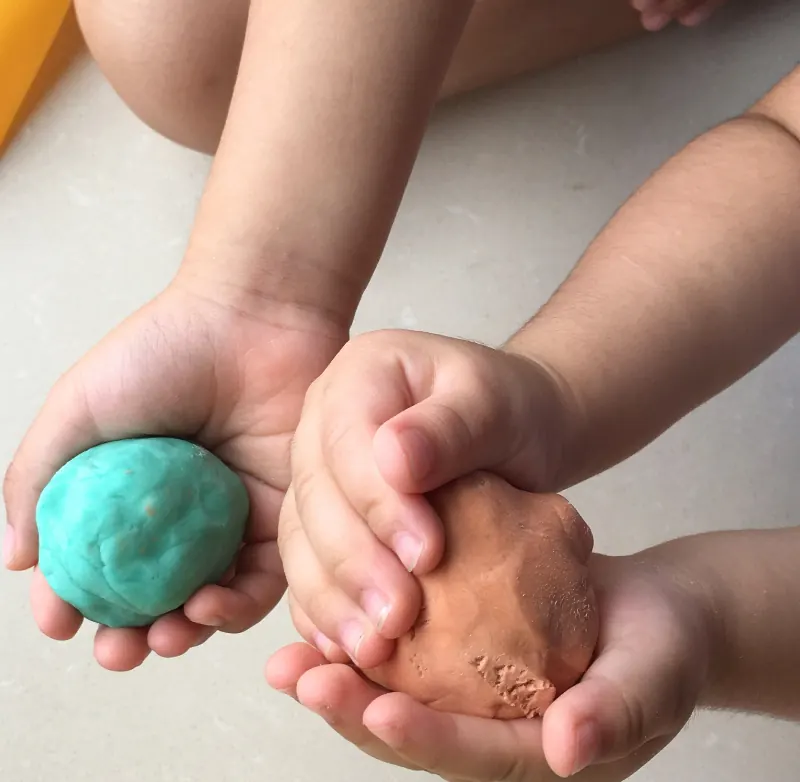 Knete in Kinderhänden, Bildwelt der Praxis, madea