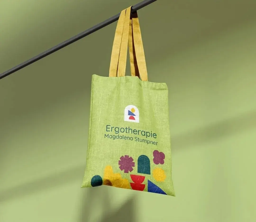 Stofftasche der Ergotherapiepraxis Magdalena Stumpner mit Logo und Formen, madea
