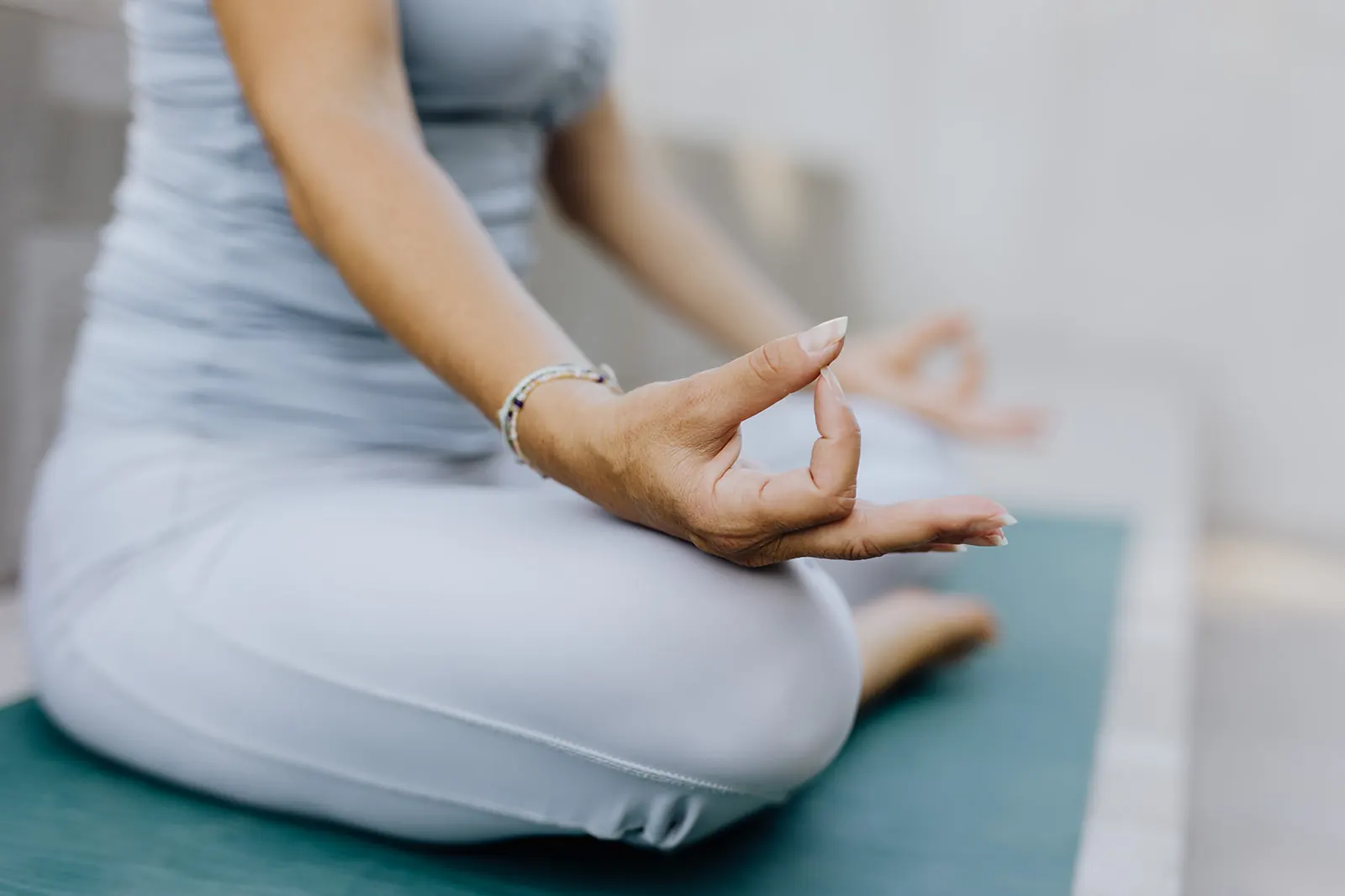 Hände im Mudra auf einer Yogamatte, Foto Antje Wolm